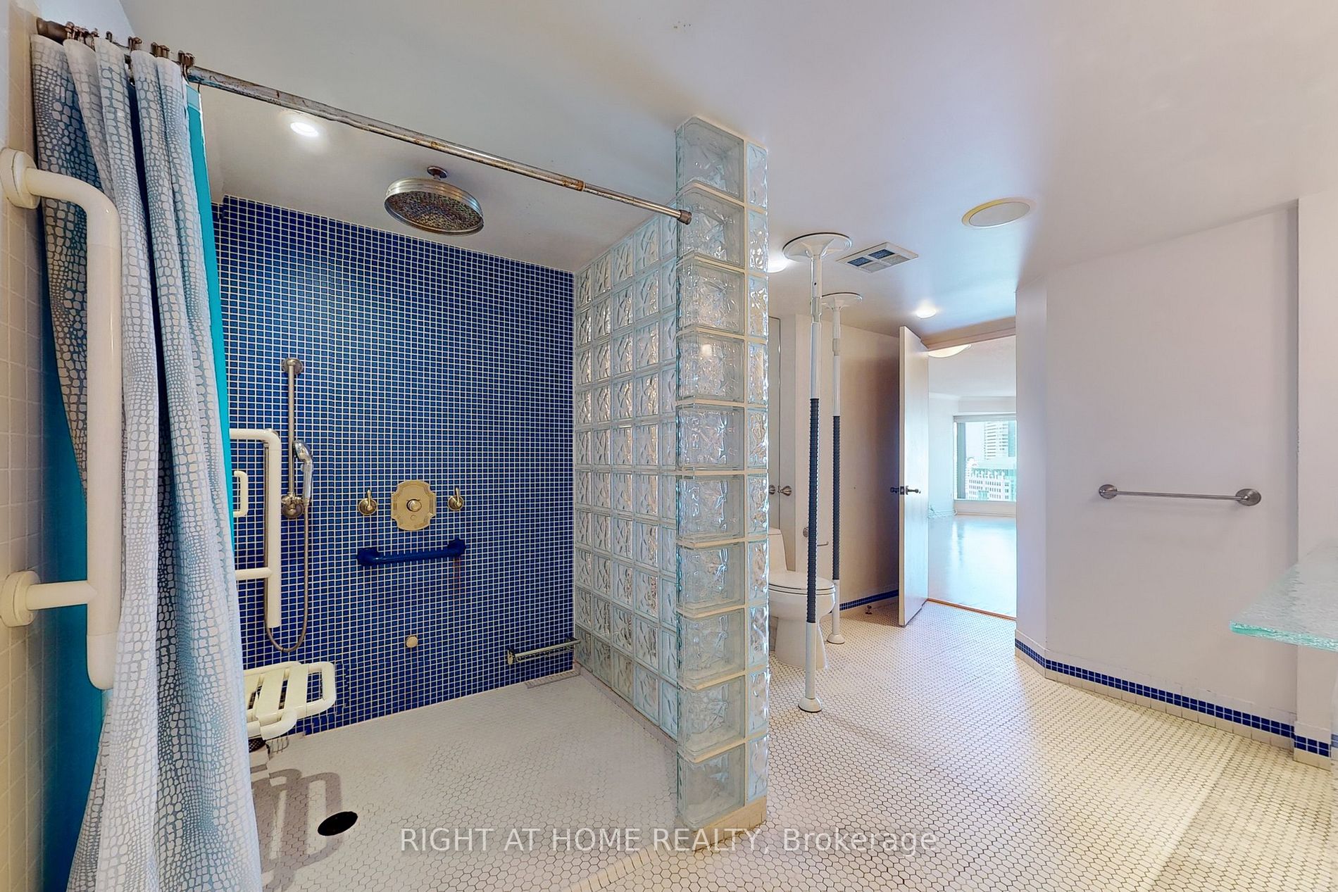 33 University Ave, #2702