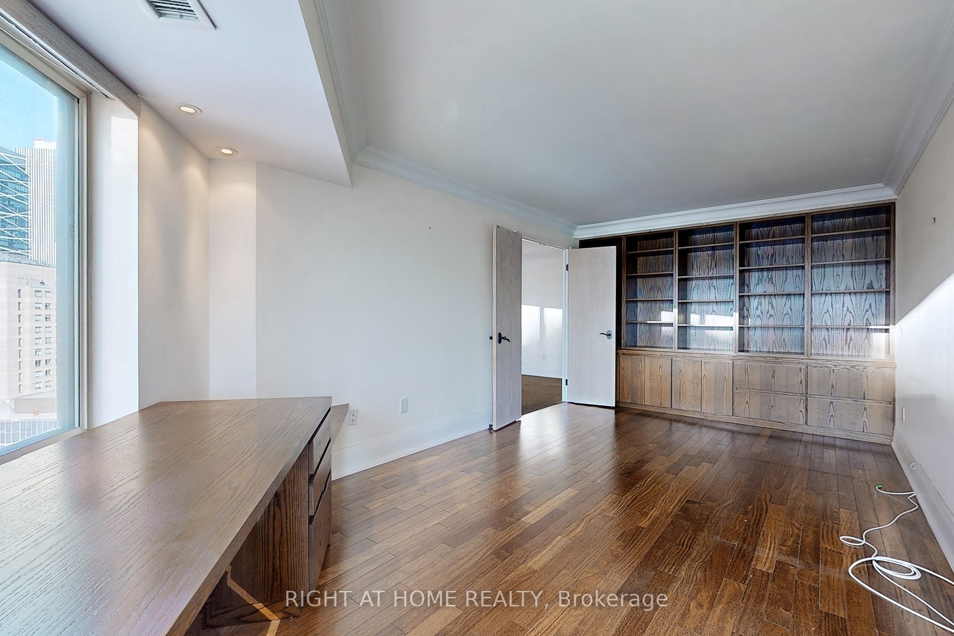 33 University Ave, #2702