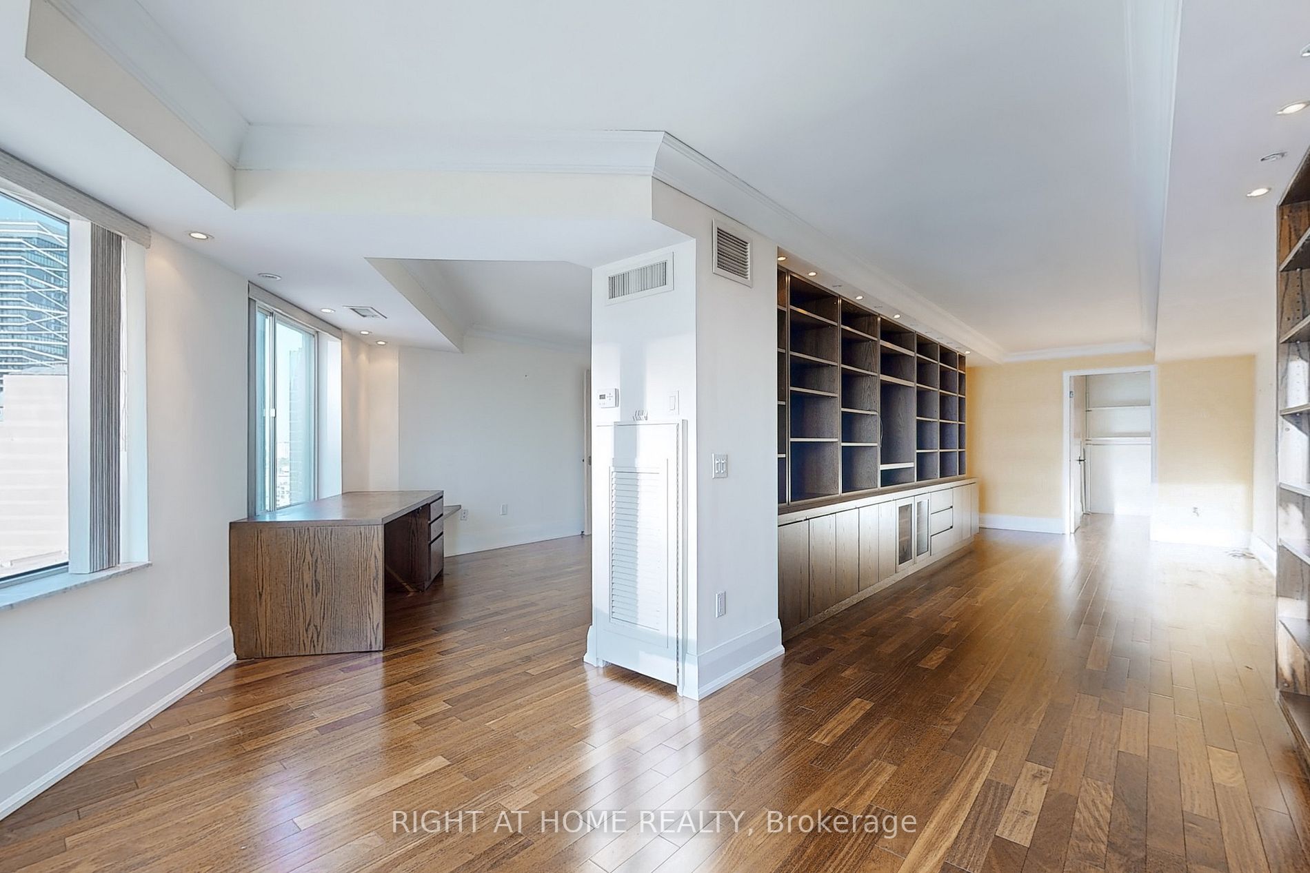 33 University Ave, #2702