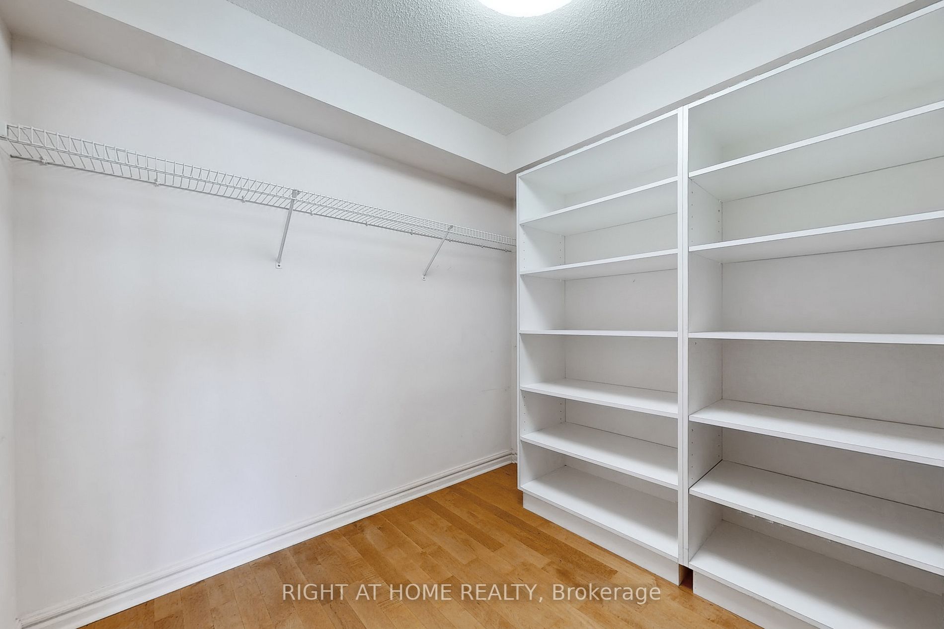 33 University Ave, #2702
