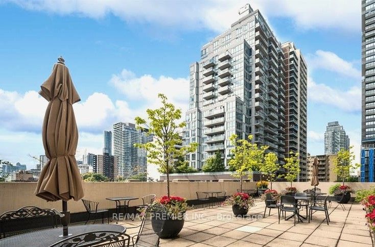 71 Charles St E, #302