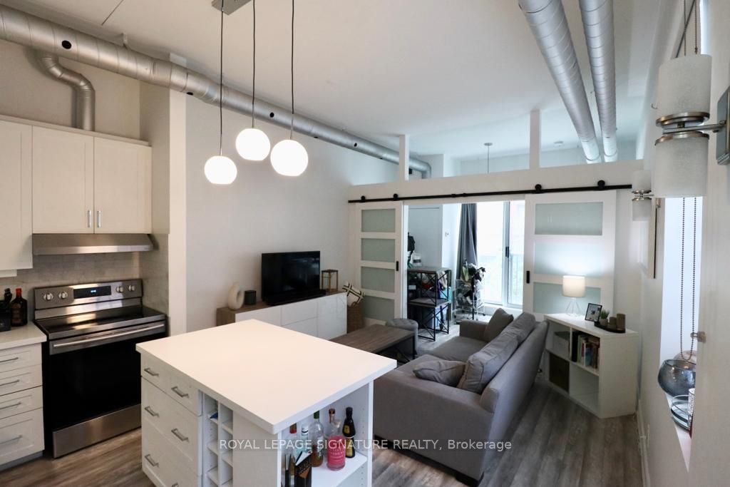 766 King St W, #205