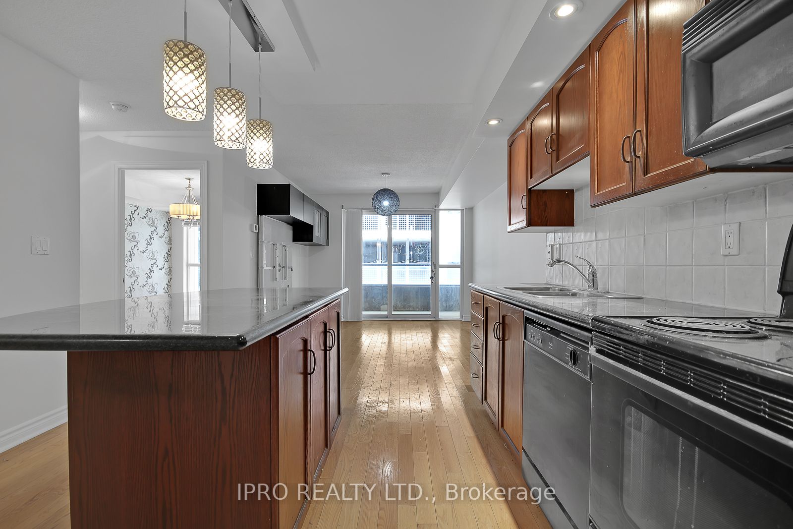 270 Wellington St W, #523