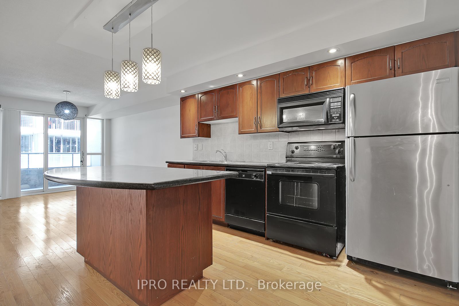 270 Wellington St W, #523