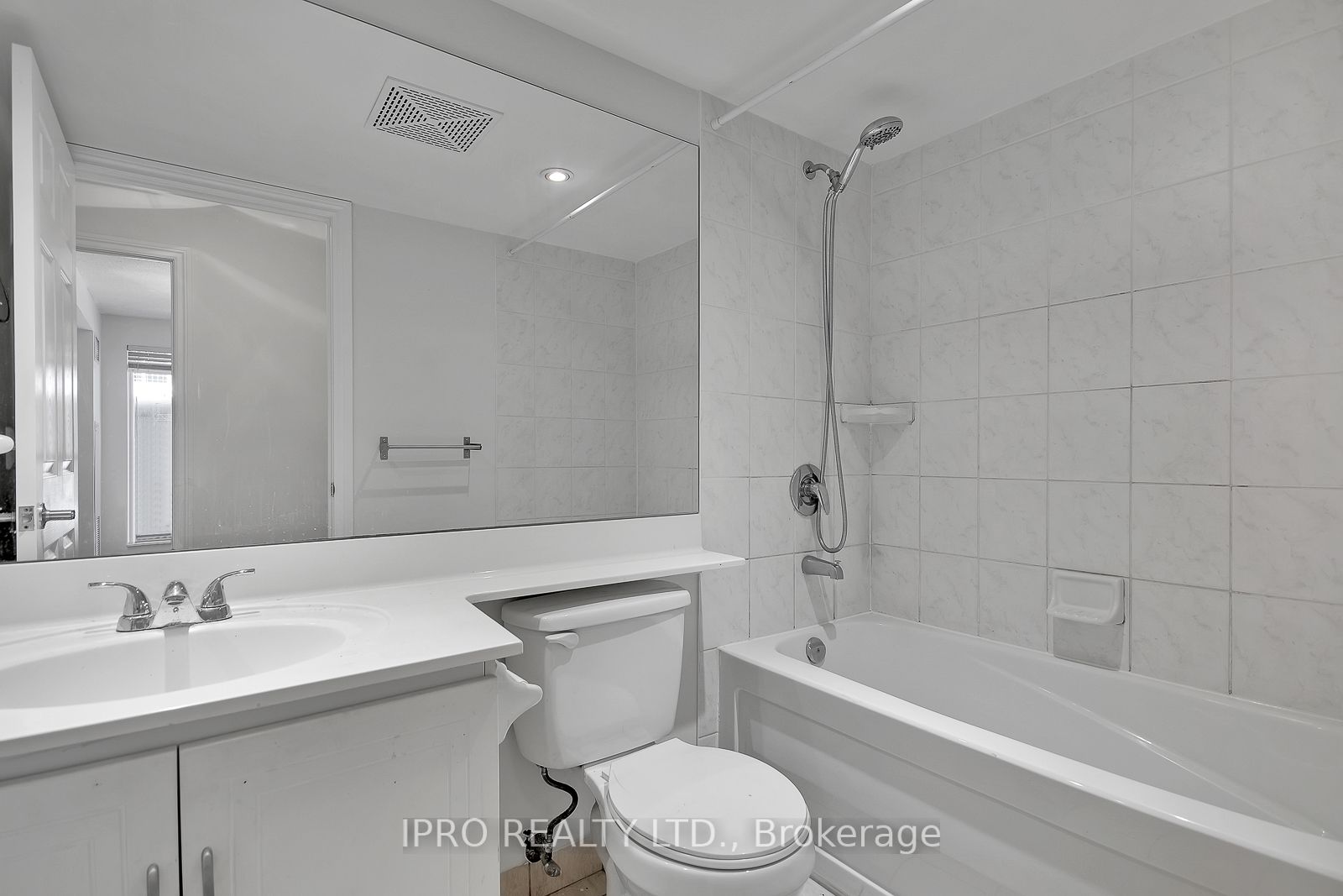 270 Wellington St W, #523