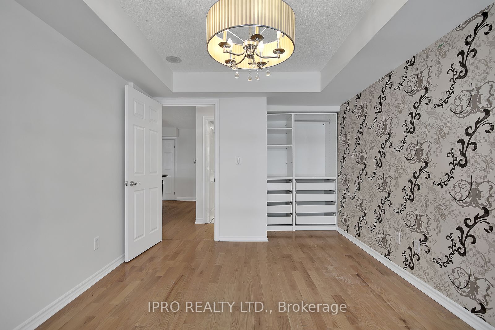 270 Wellington St W, #523