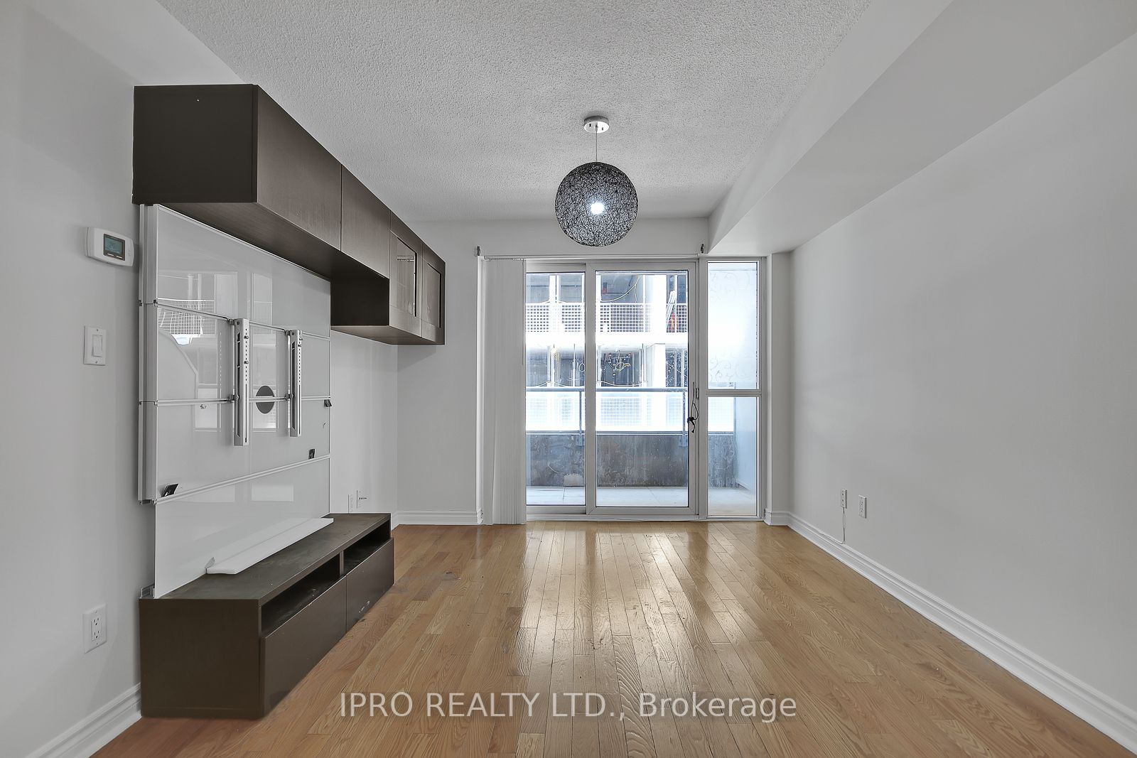 270 Wellington St W, #523
