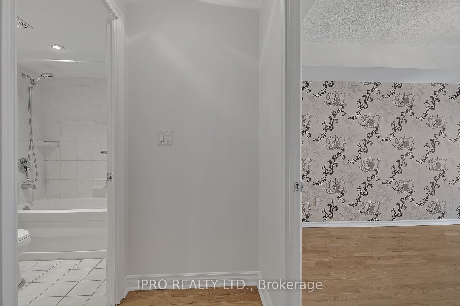 270 Wellington St W, #523