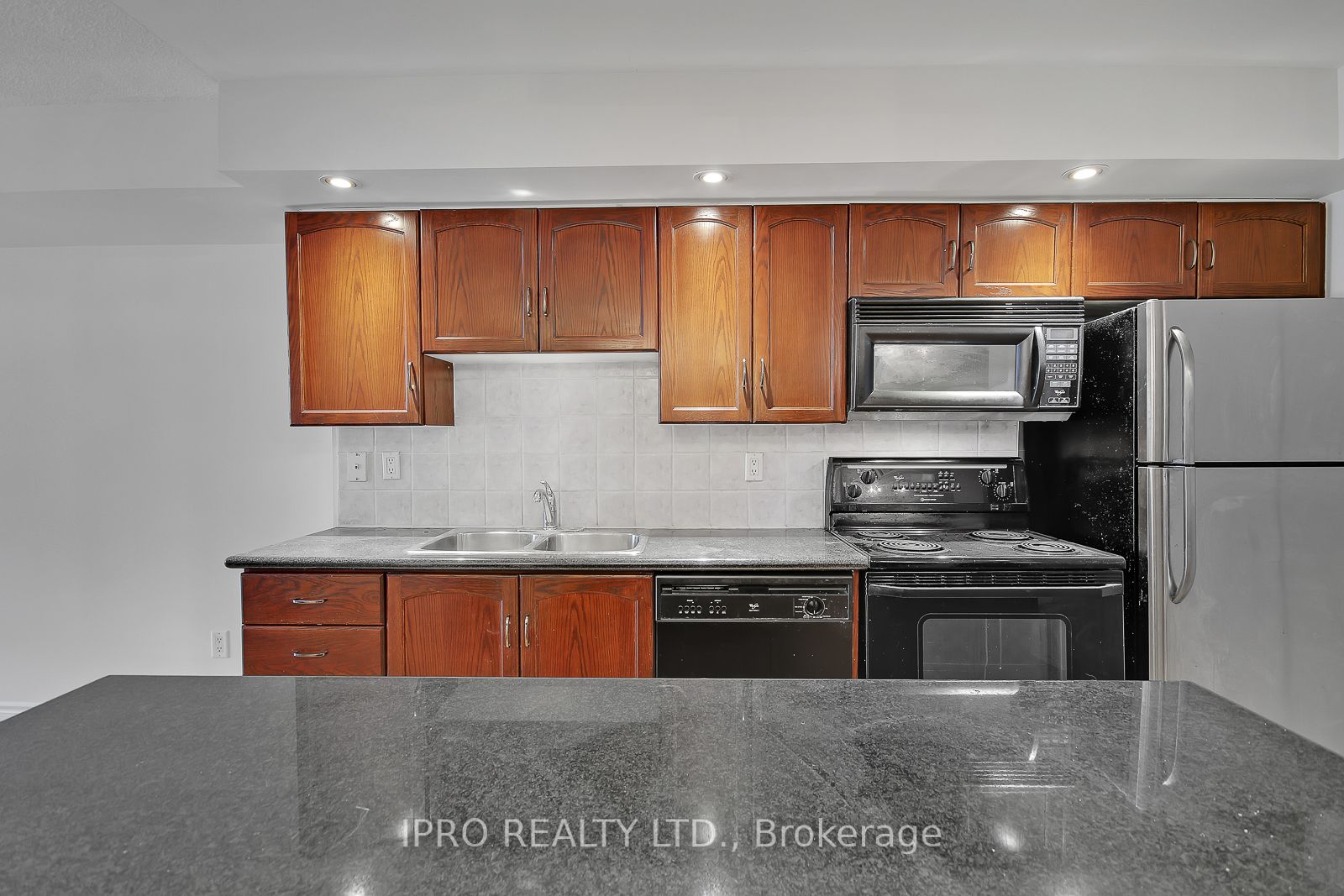 270 Wellington St W, #523