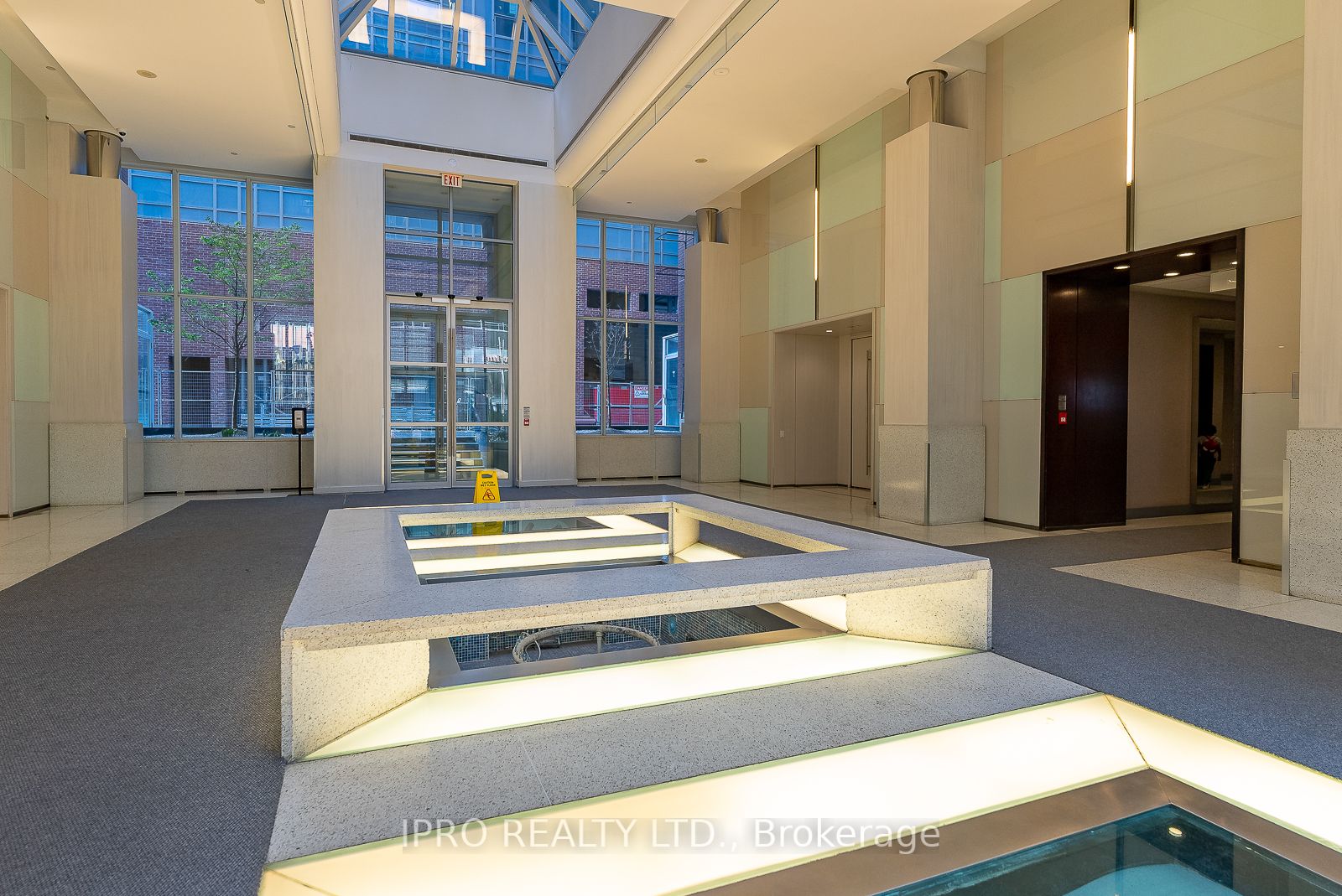 270 Wellington St W, #523