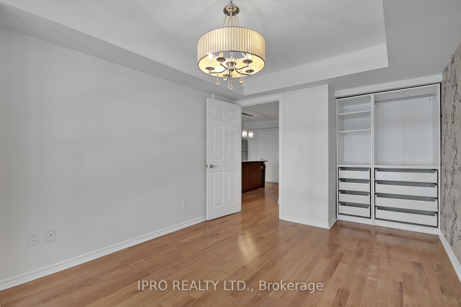 270 Wellington St W, #523