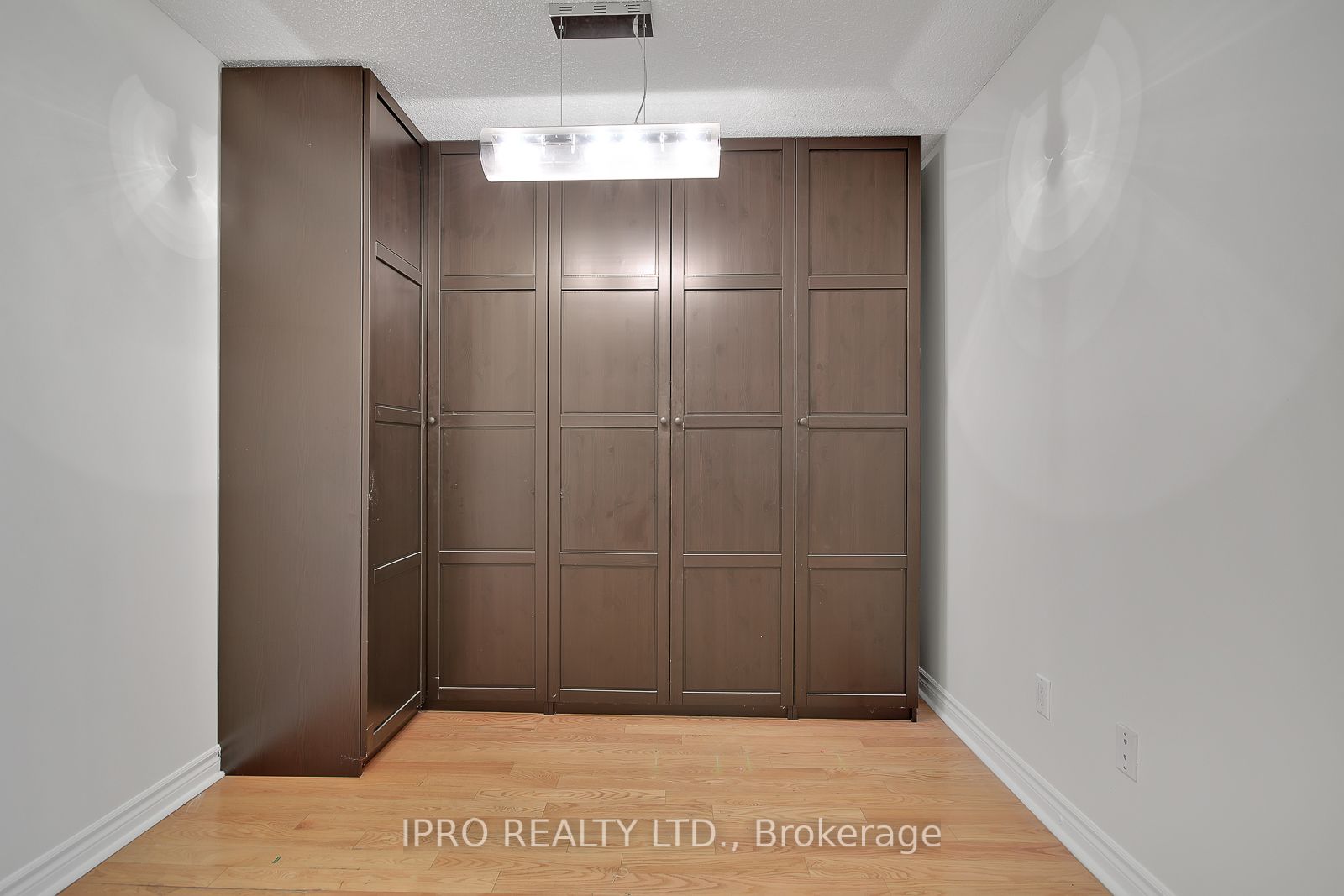 270 Wellington St W, #523