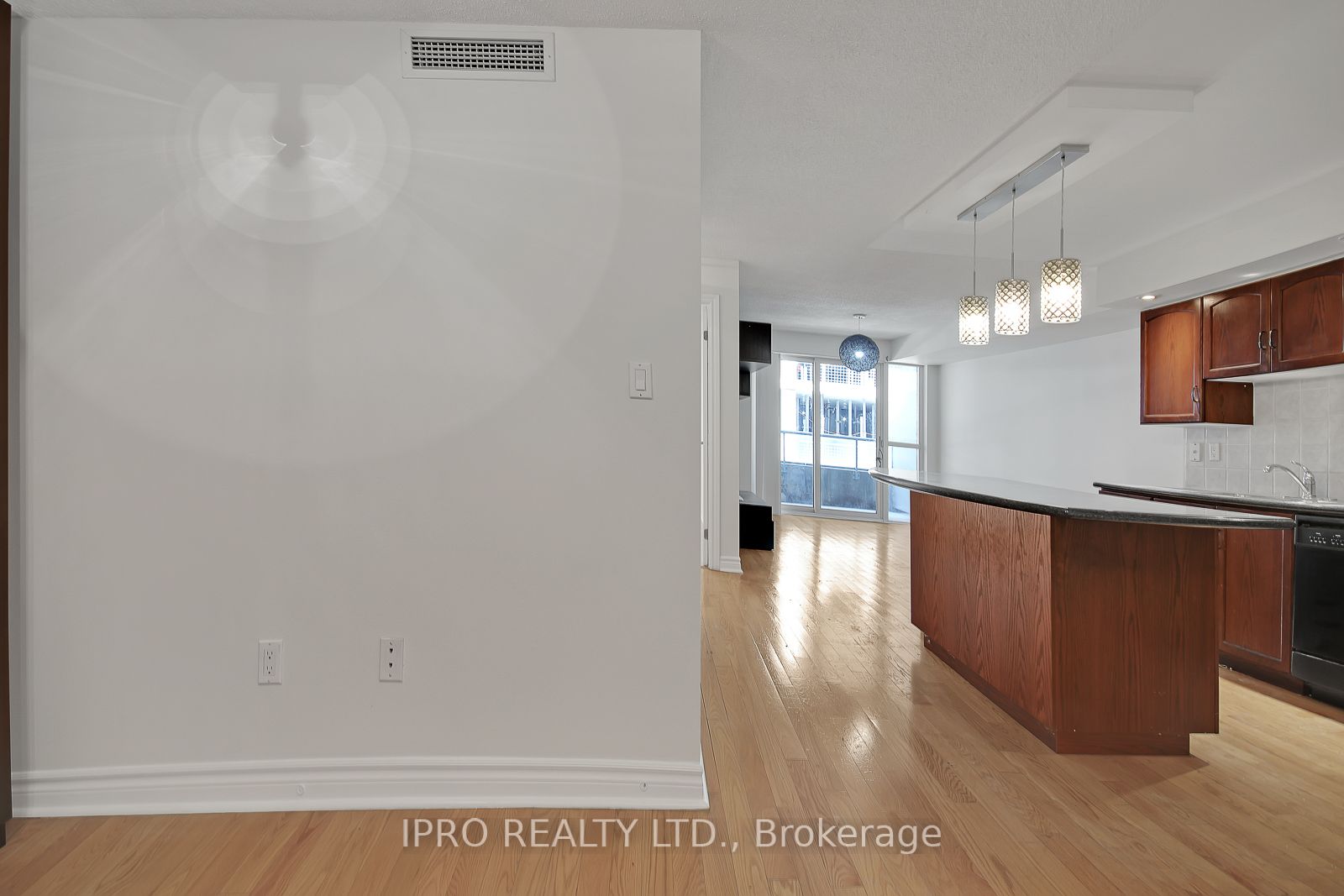 270 Wellington St W, #523