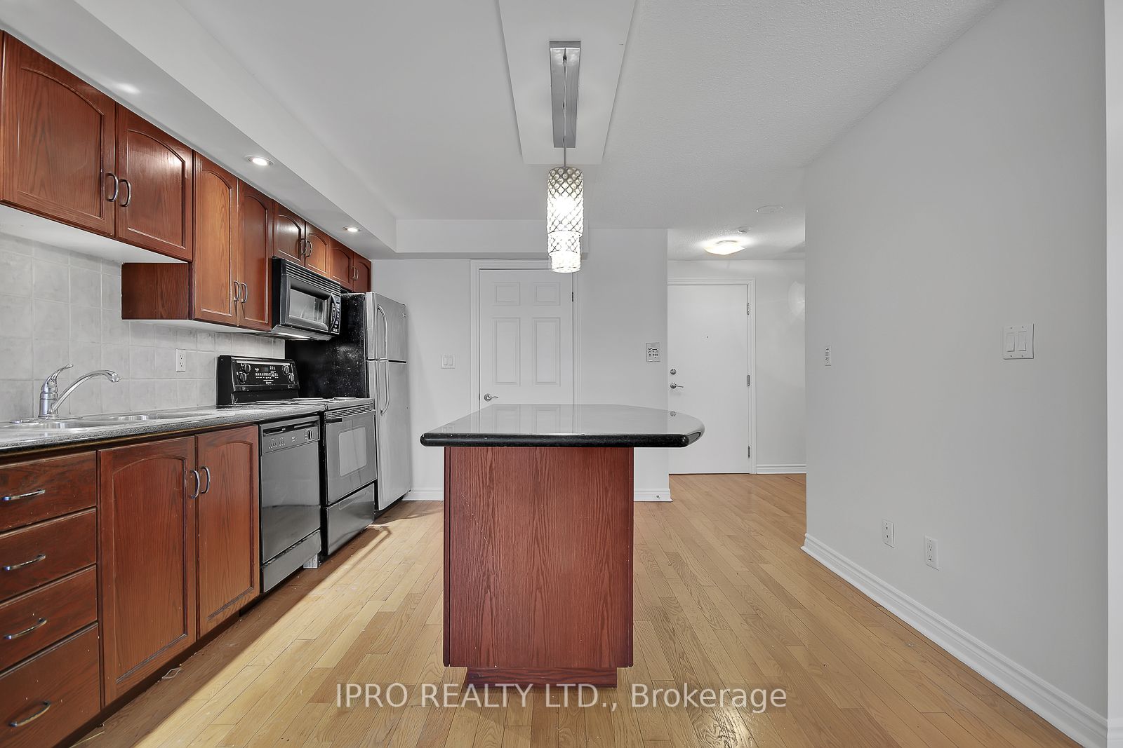 270 Wellington St W, #523