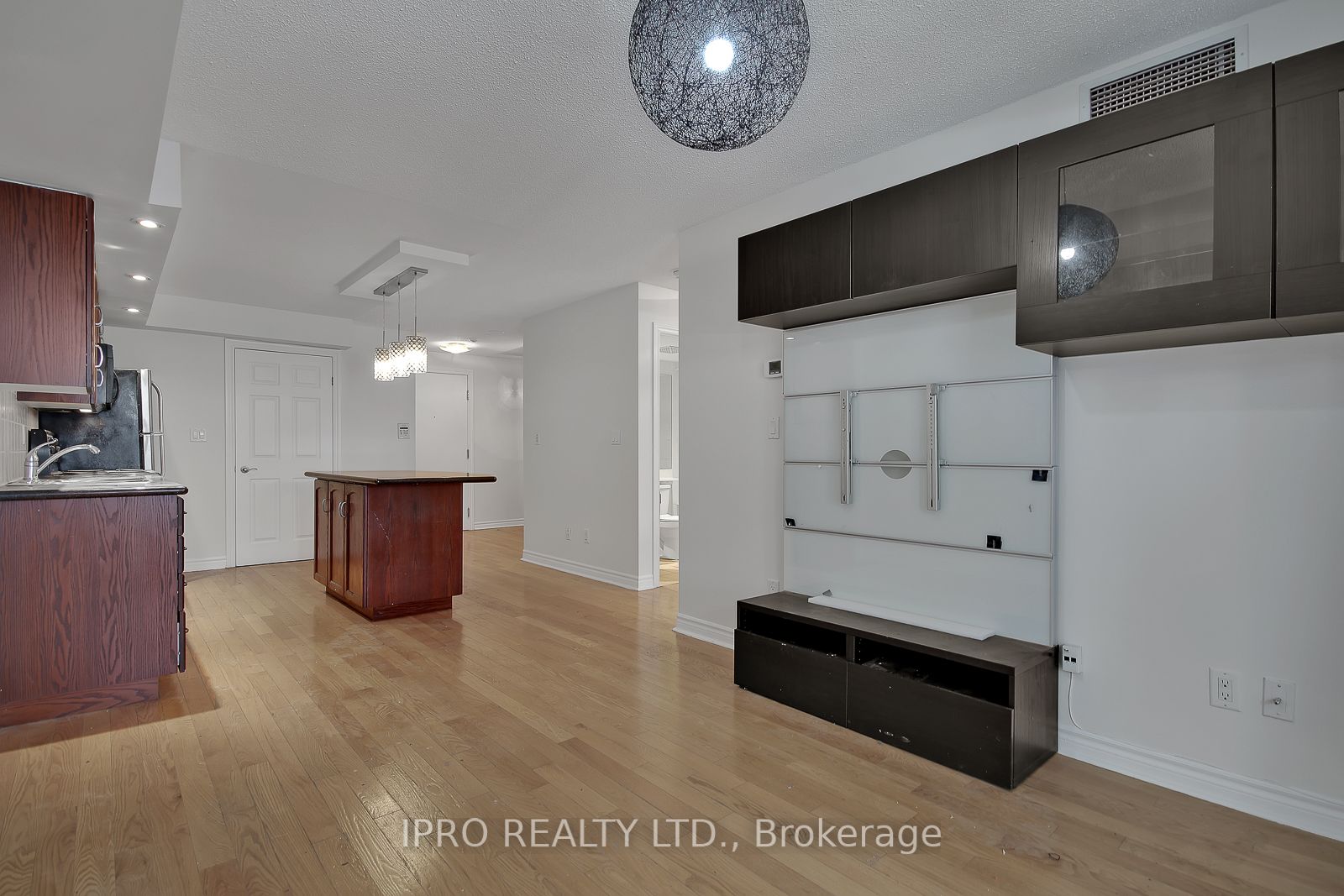 270 Wellington St W, #523