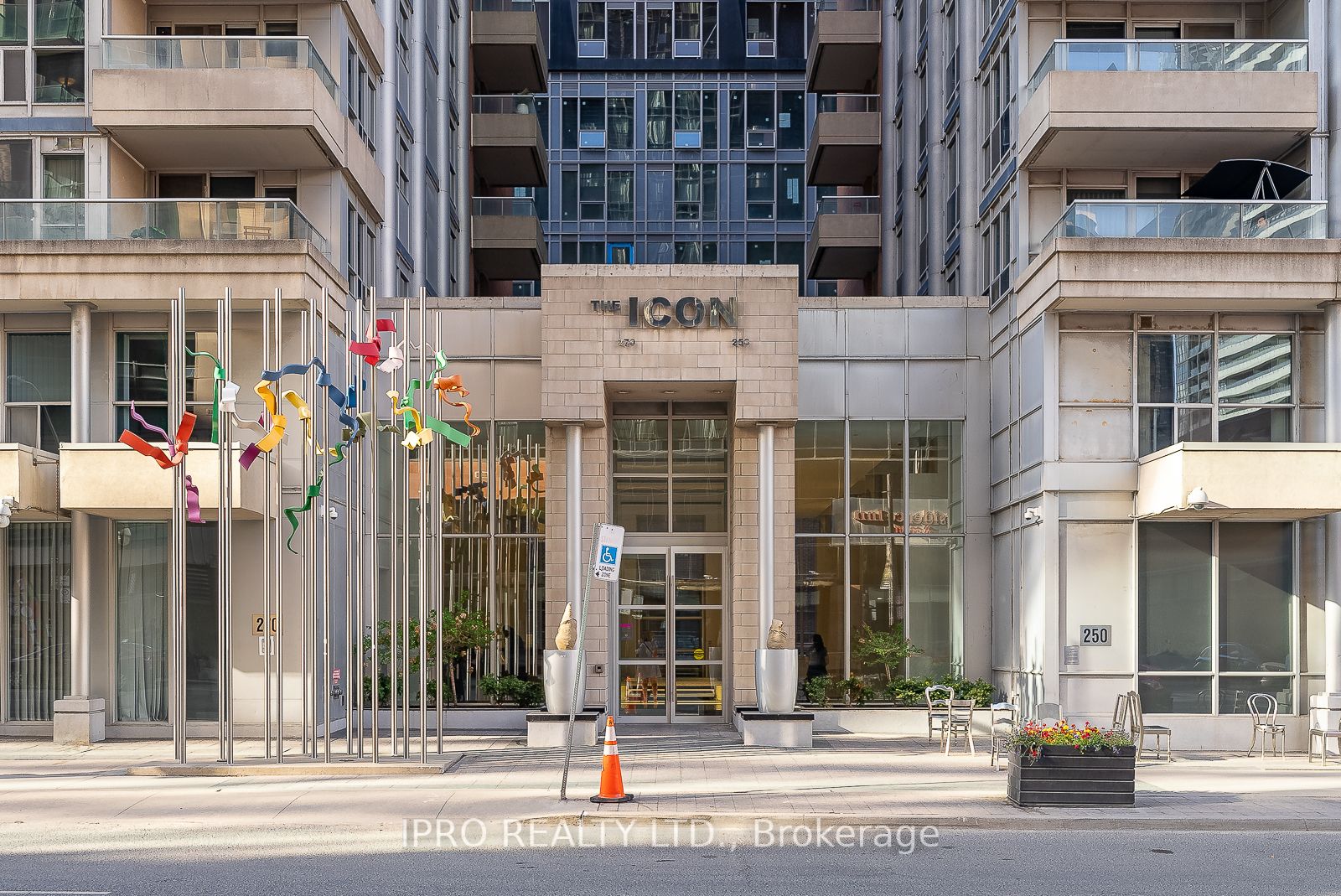 270 Wellington St W, #523