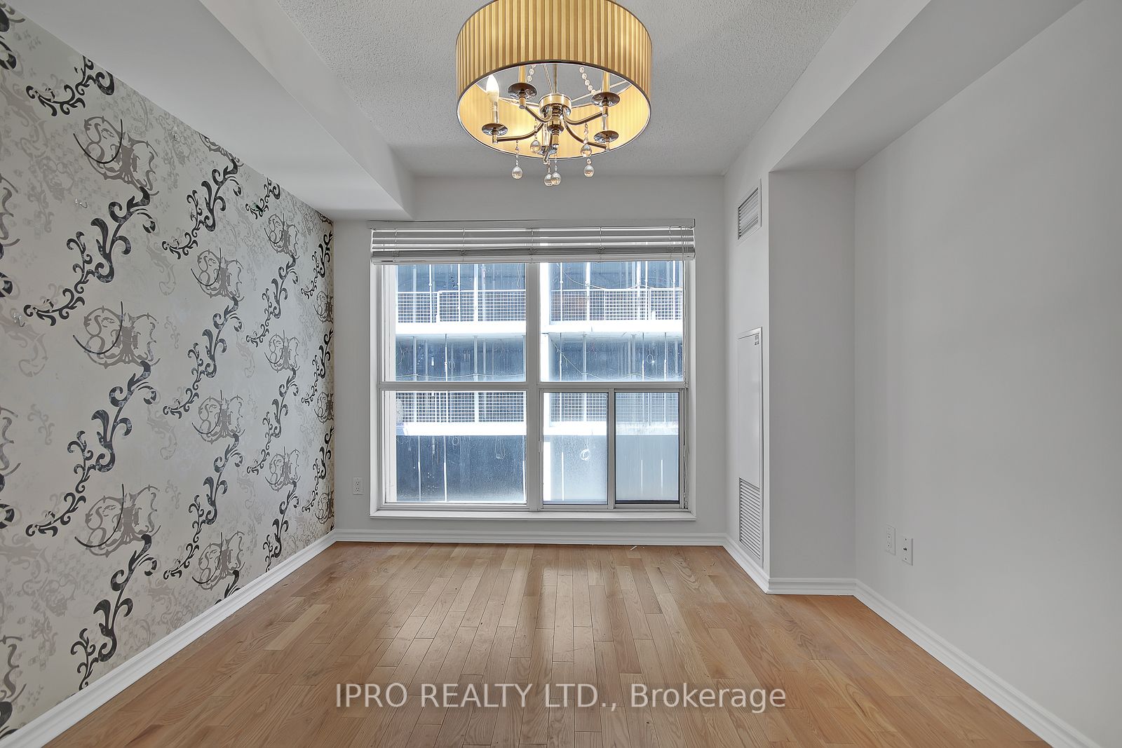 270 Wellington St W, #523