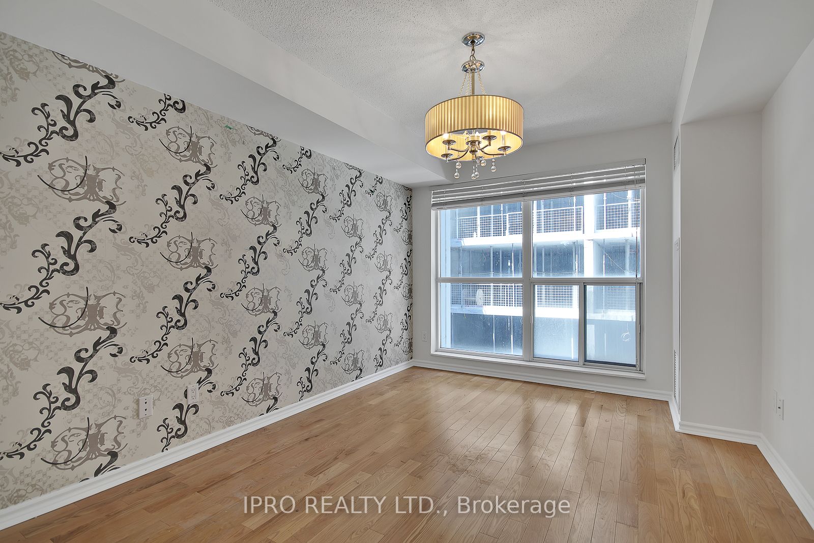 270 Wellington St W, #523