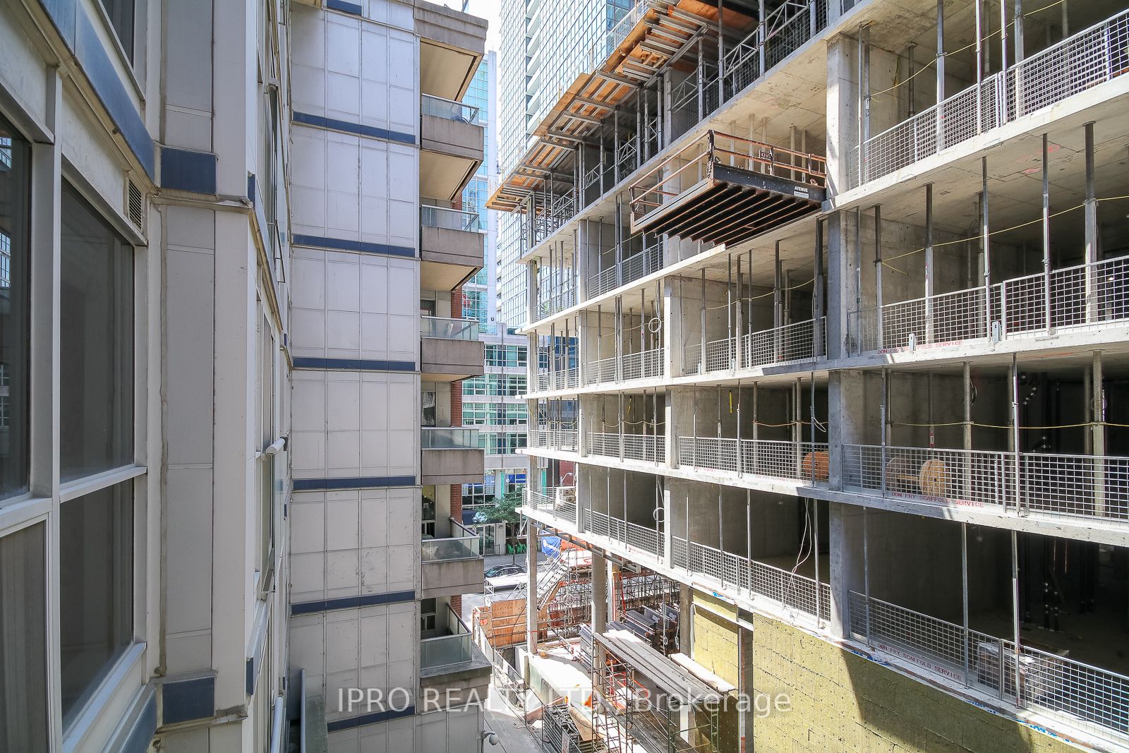 270 Wellington St W, #523