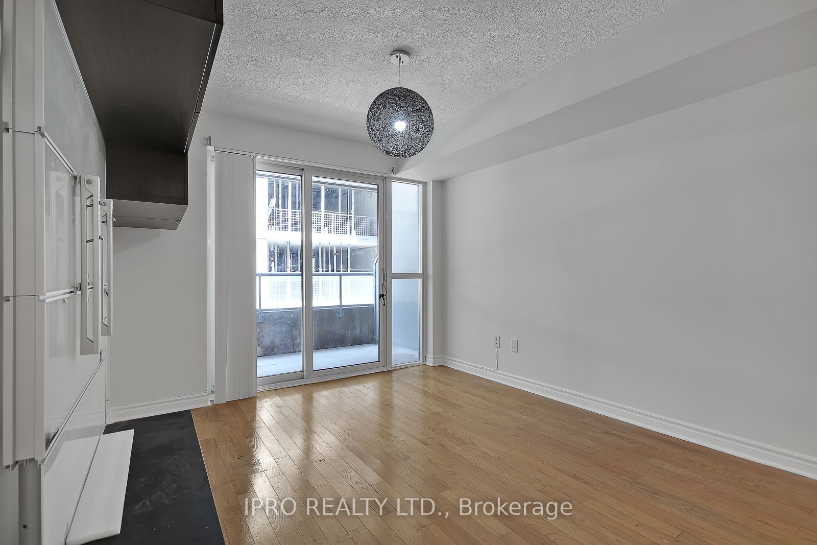 270 Wellington St W, #523