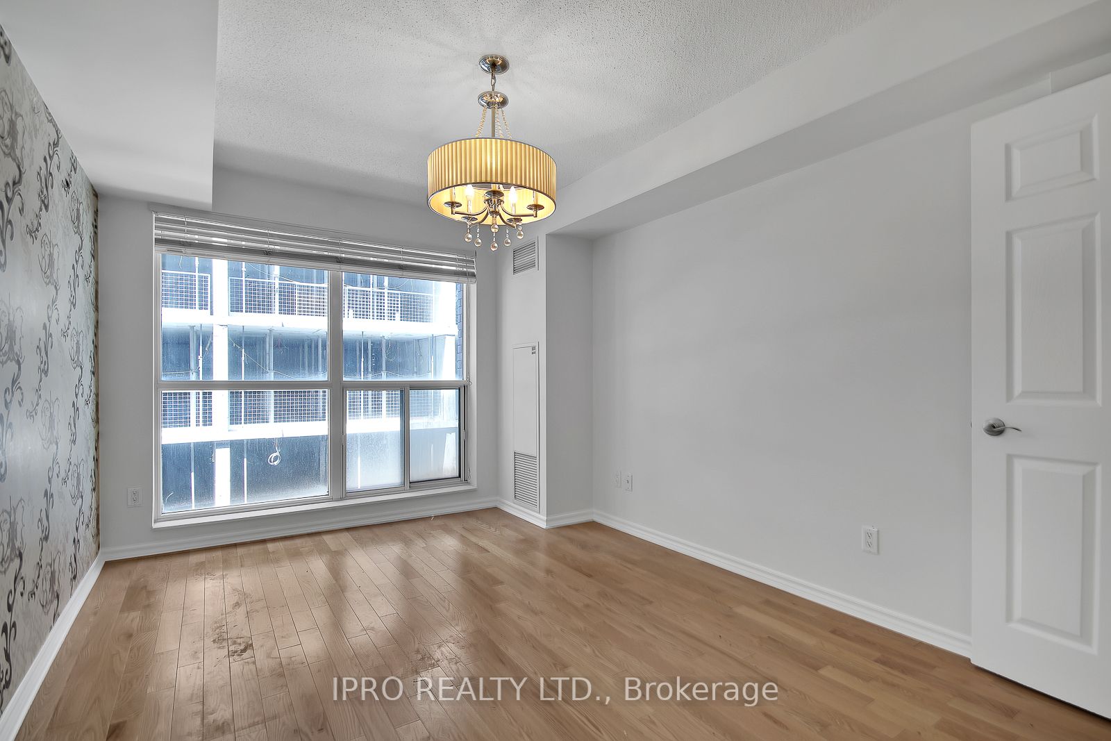 270 Wellington St W, #523