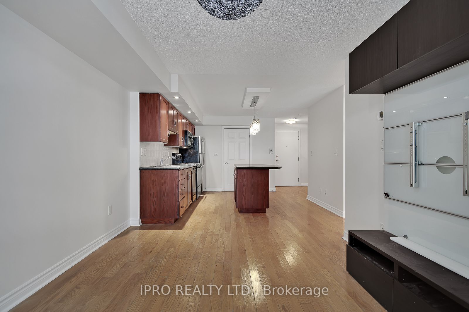 270 Wellington St W, #523