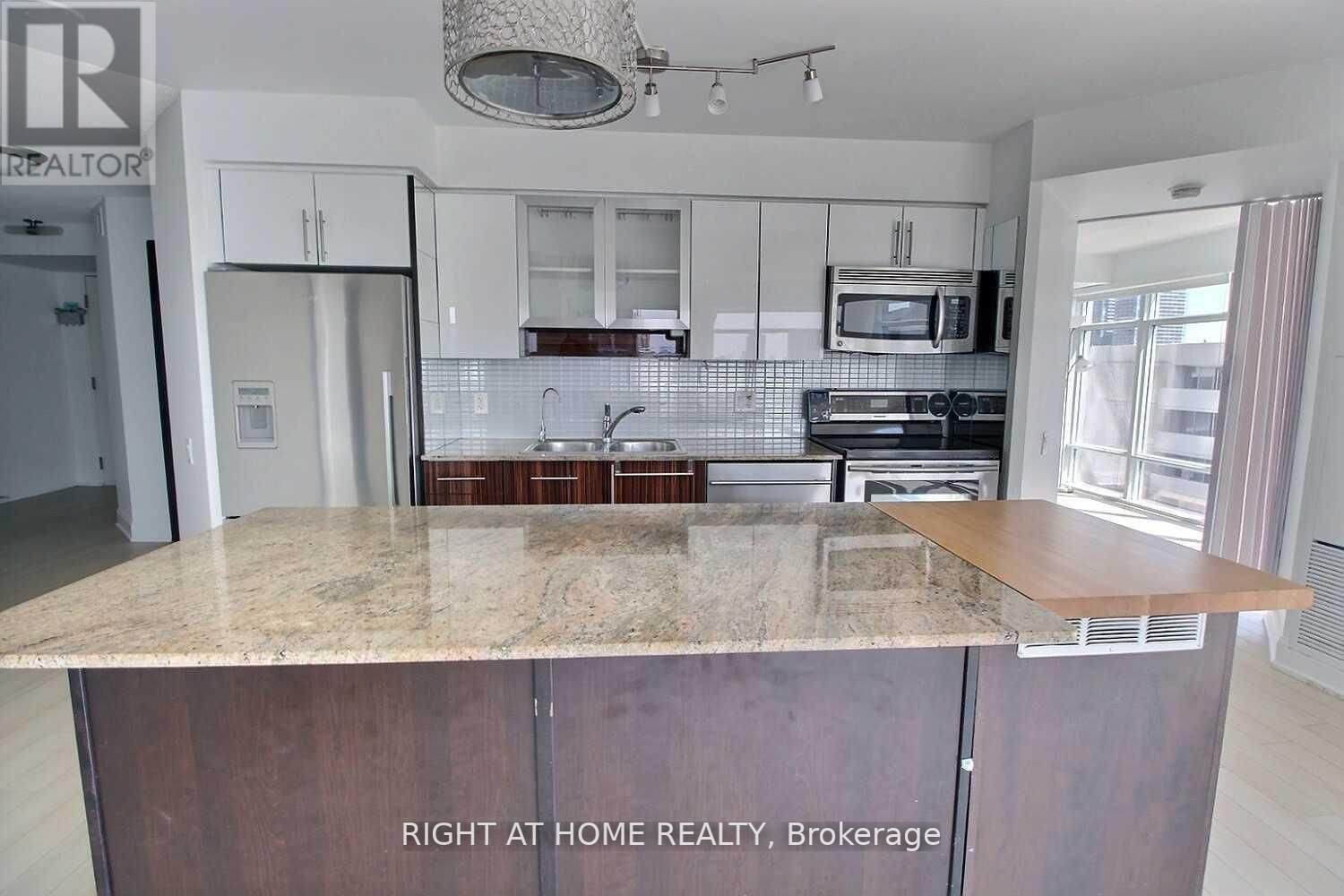 2191 Yonge St, #1802