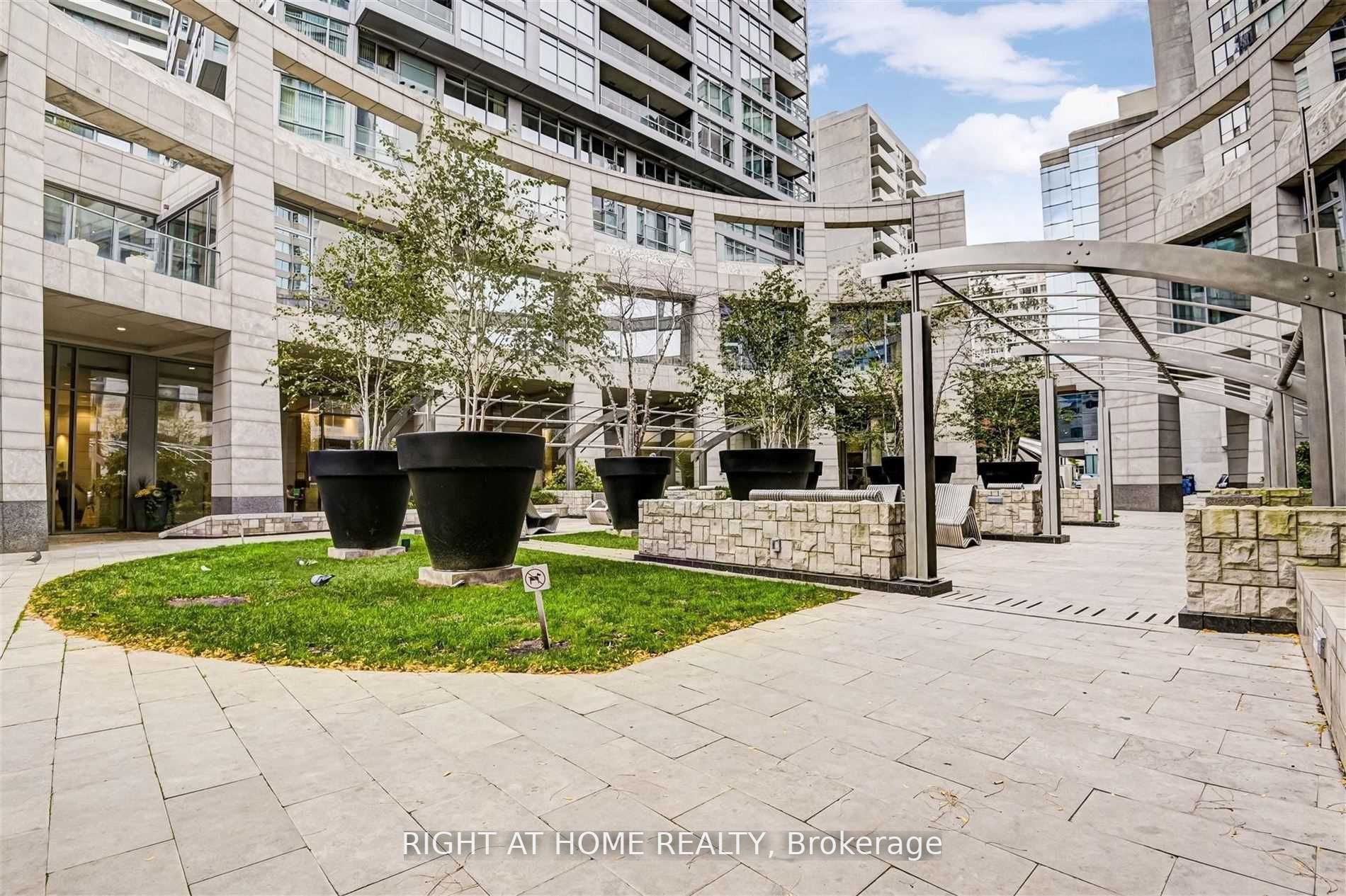 2191 Yonge St, #1802