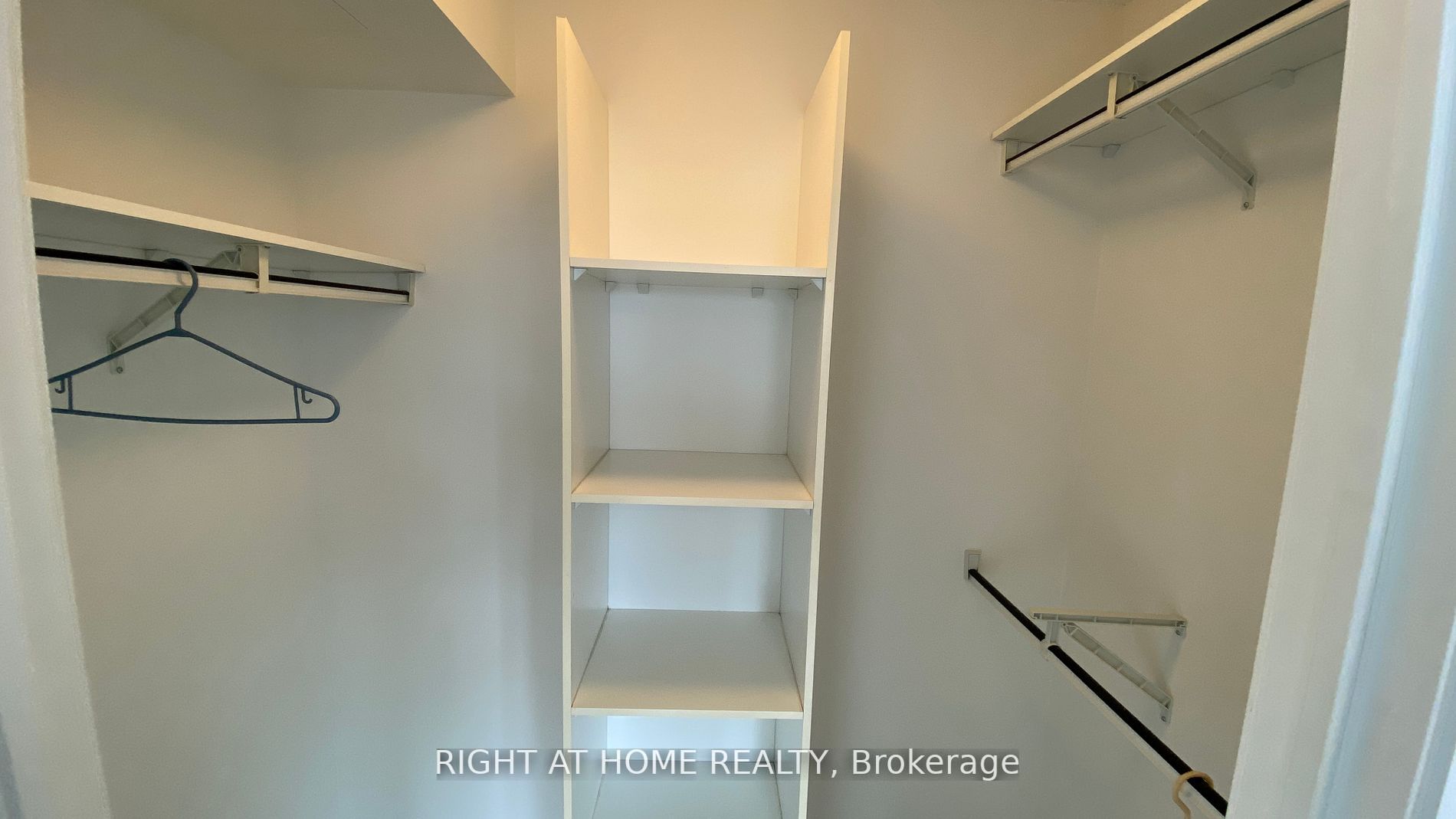 2191 Yonge St, #1802