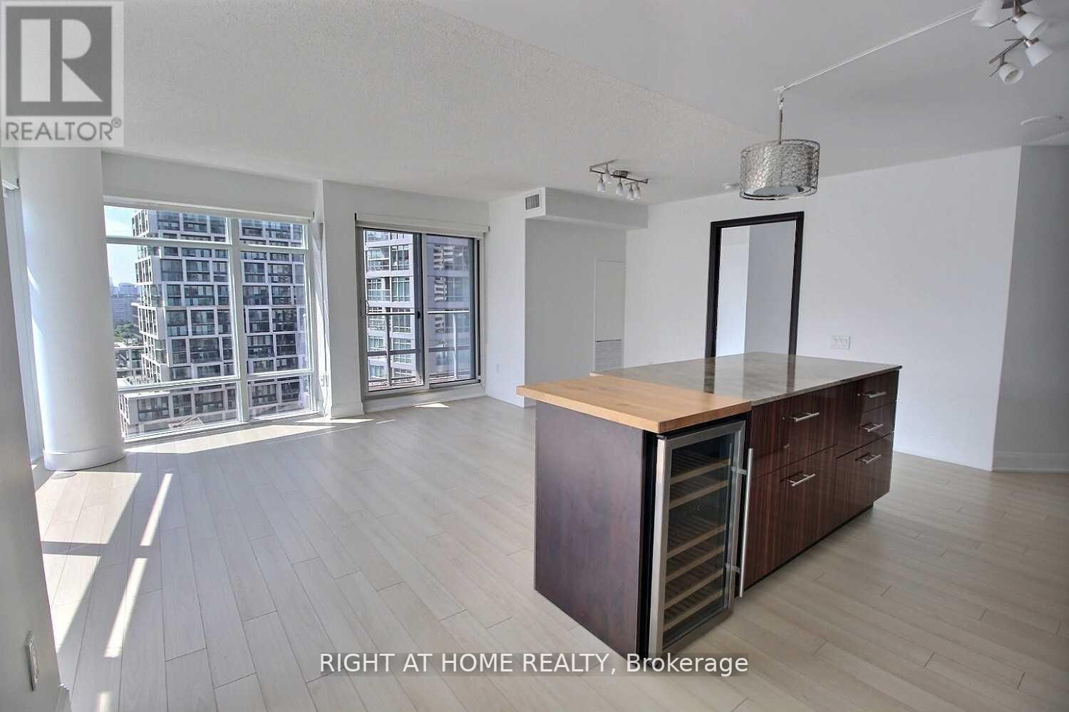 2191 Yonge St, #1802