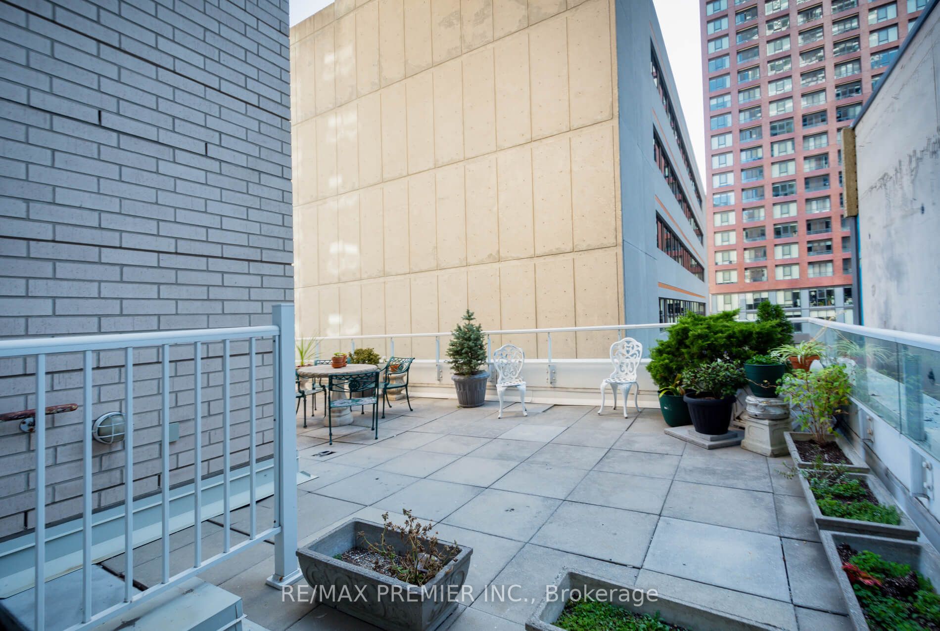 409 Bloor St E, #1003