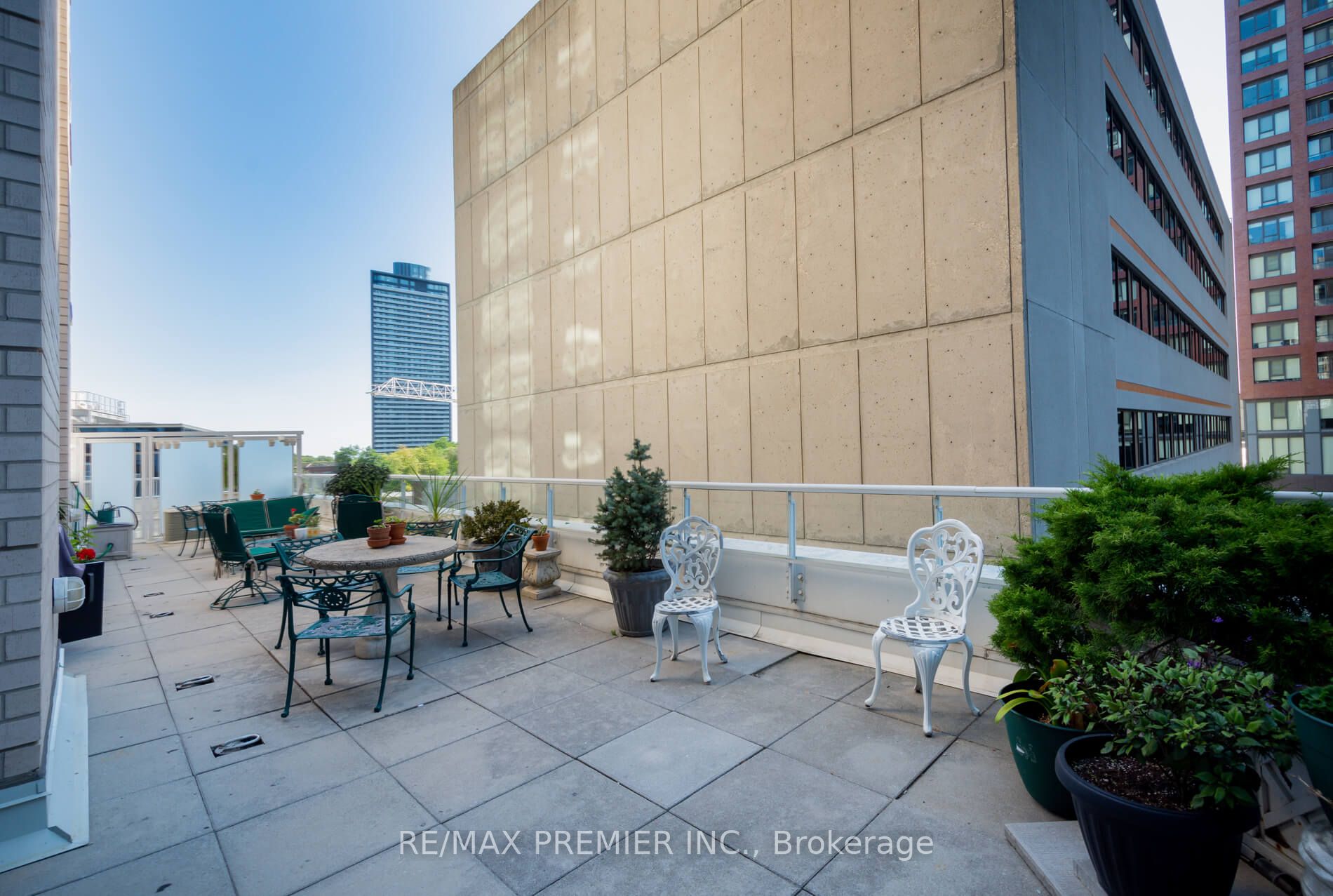 409 Bloor St E, #1003