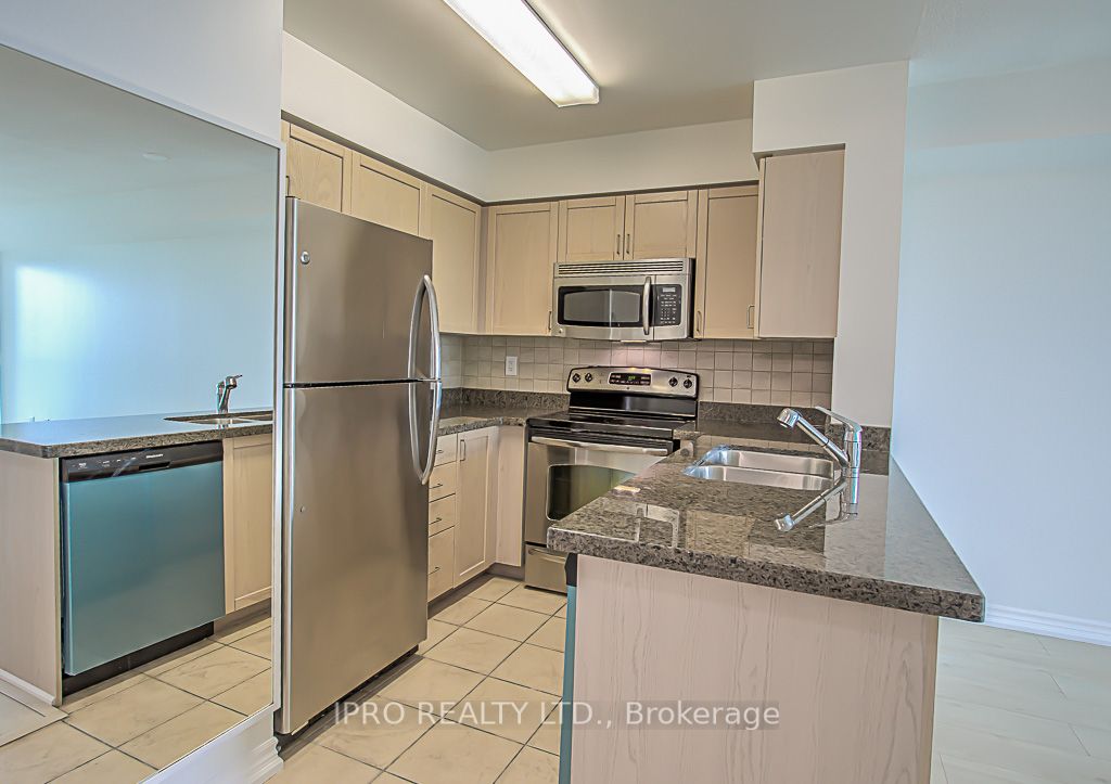 5500 Yonge St, #807