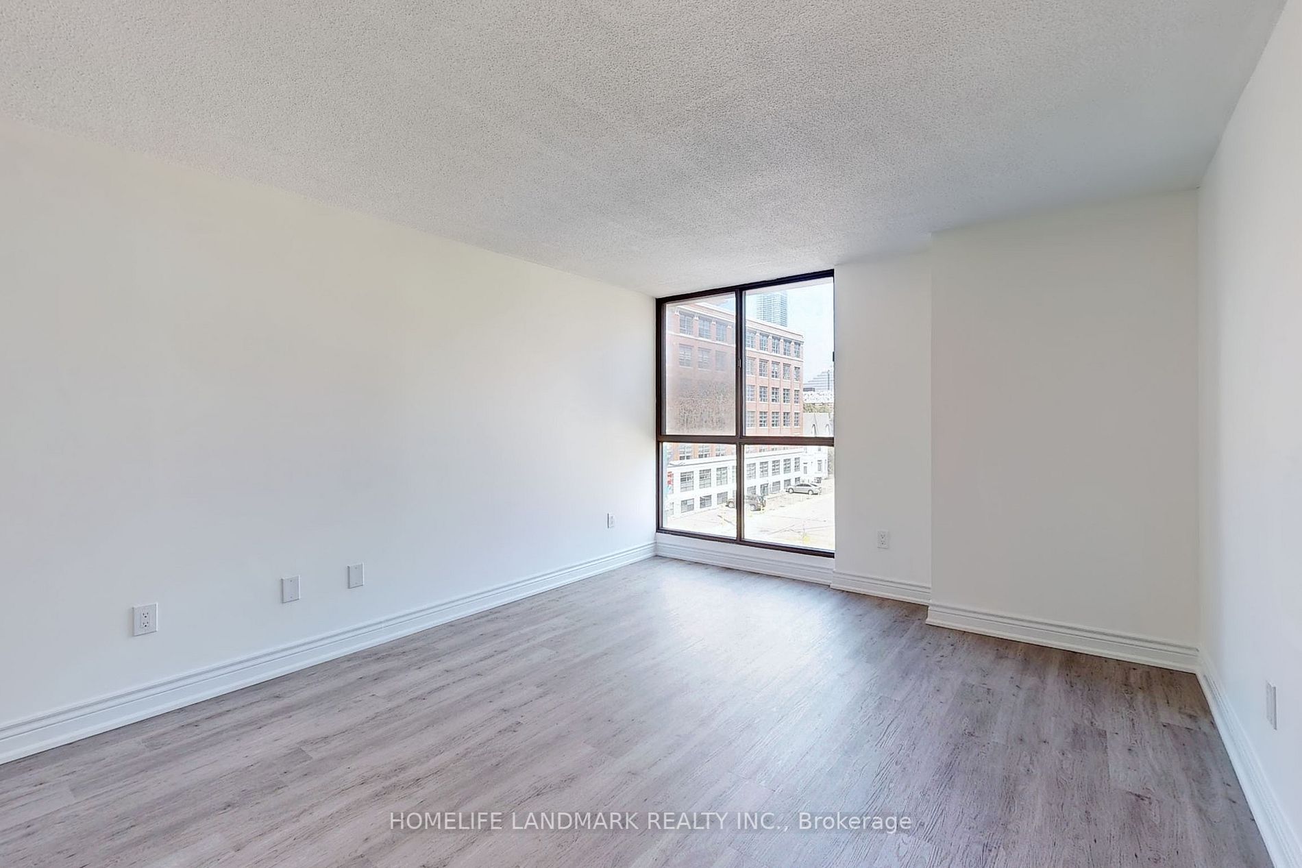 188 Spadina Ave, #303