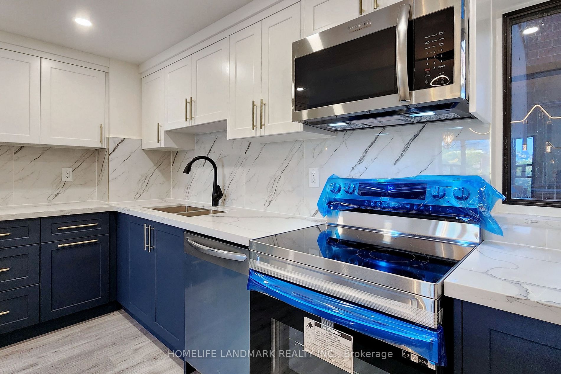 188 Spadina Ave, #303