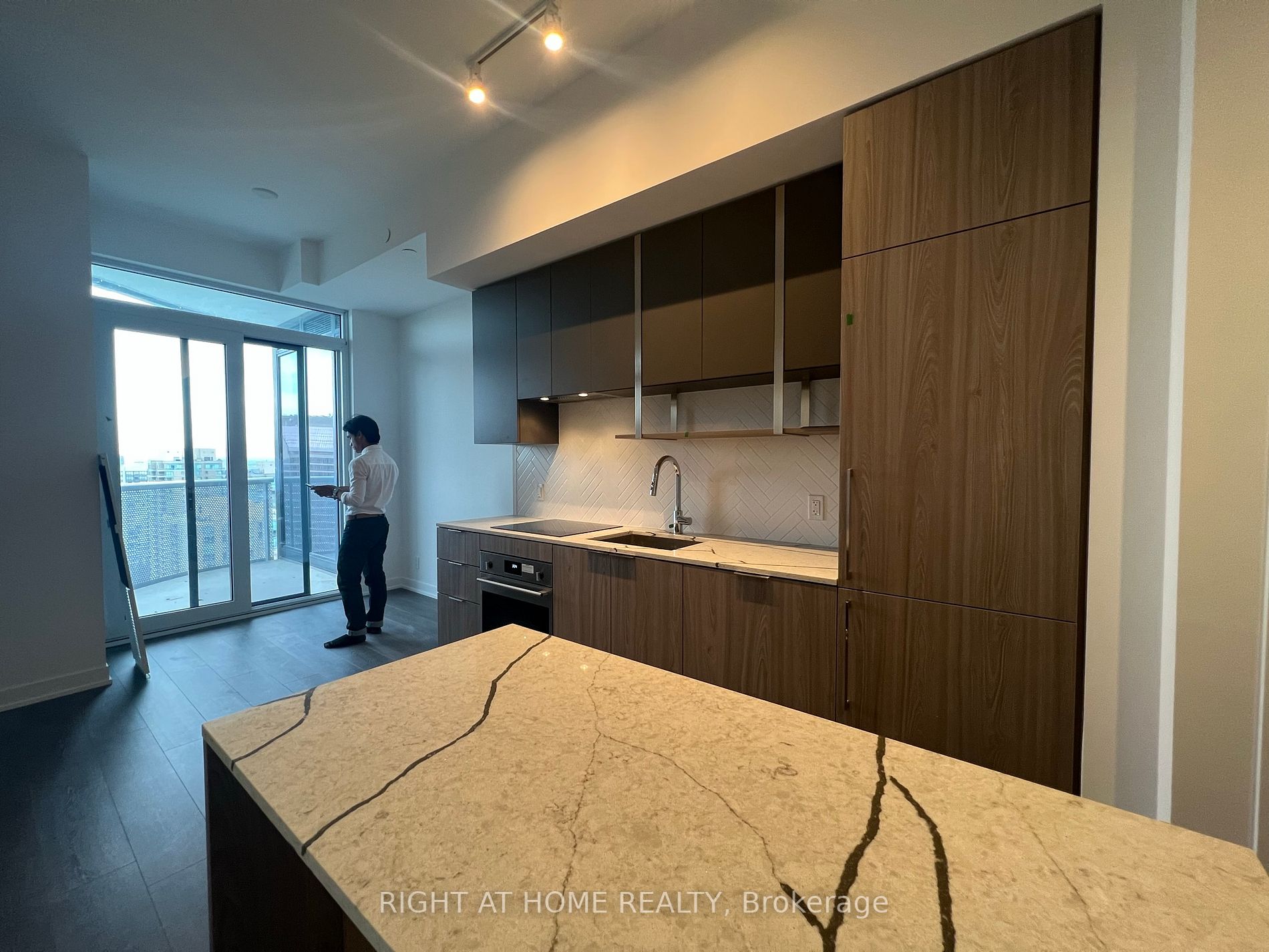 15 Holmes Avenue, #2407
