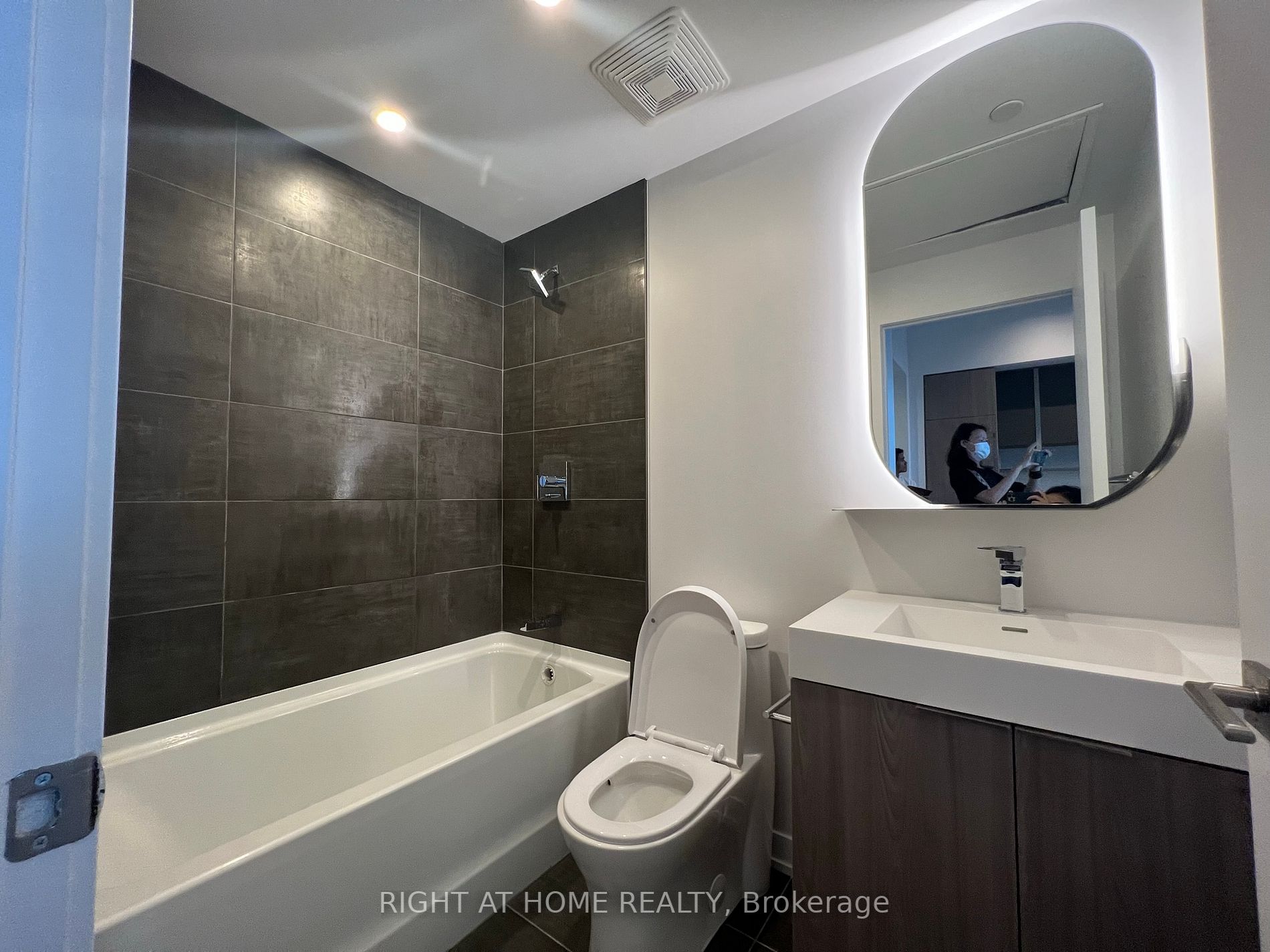 15 Holmes Avenue, #2407