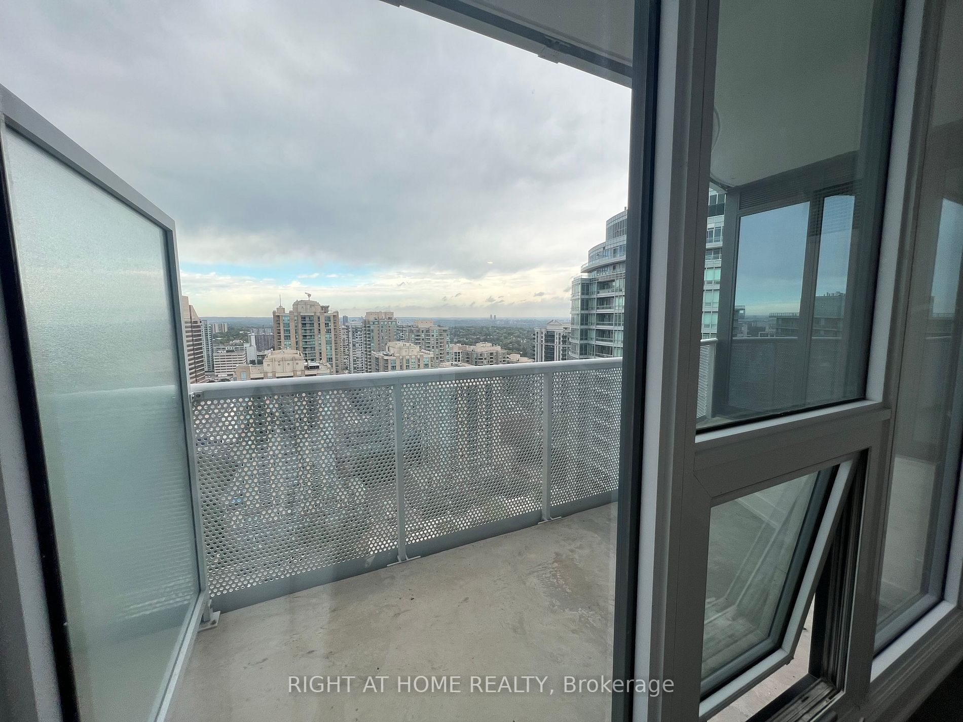 15 Holmes Avenue, #2407