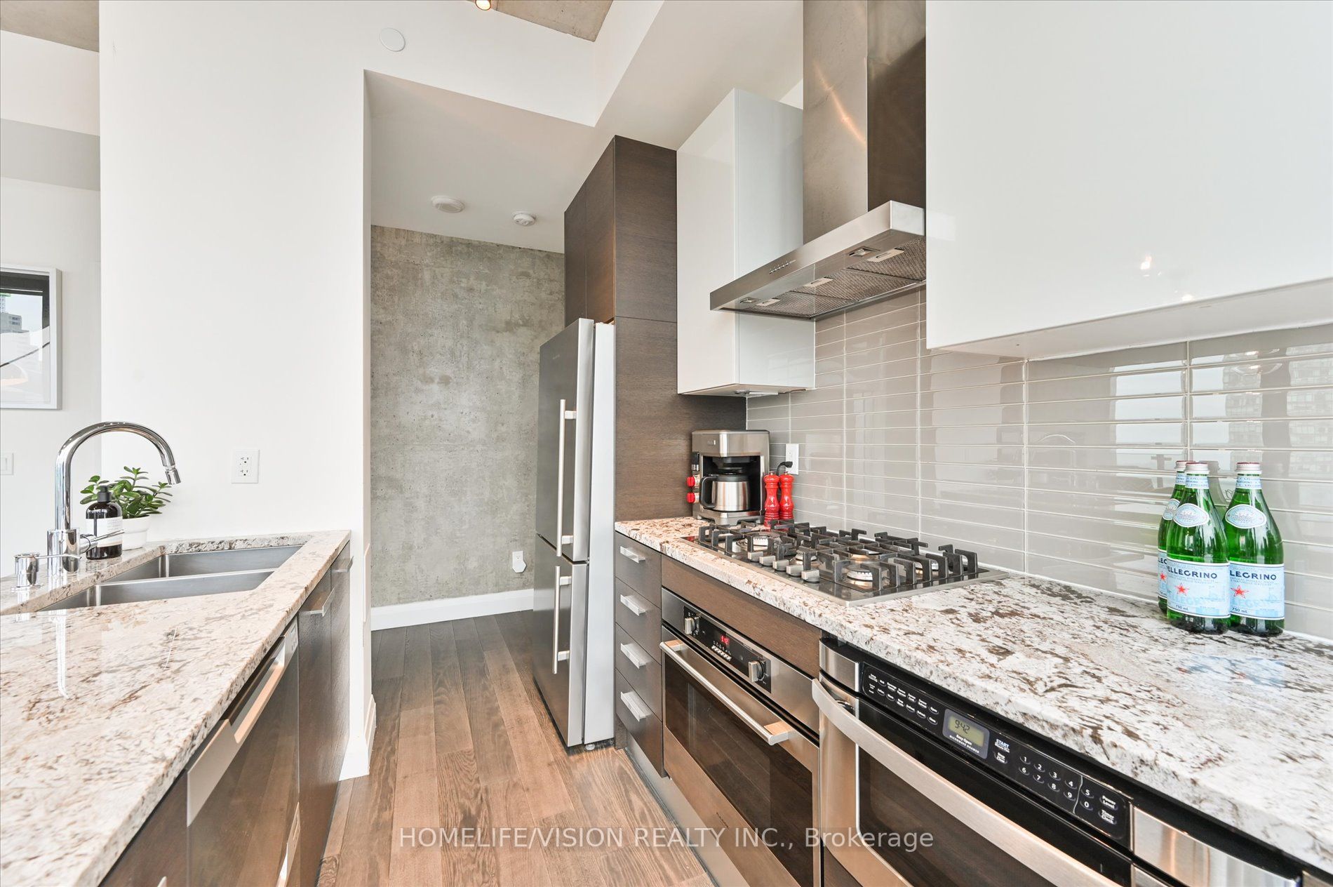 224 King St W, #4103
