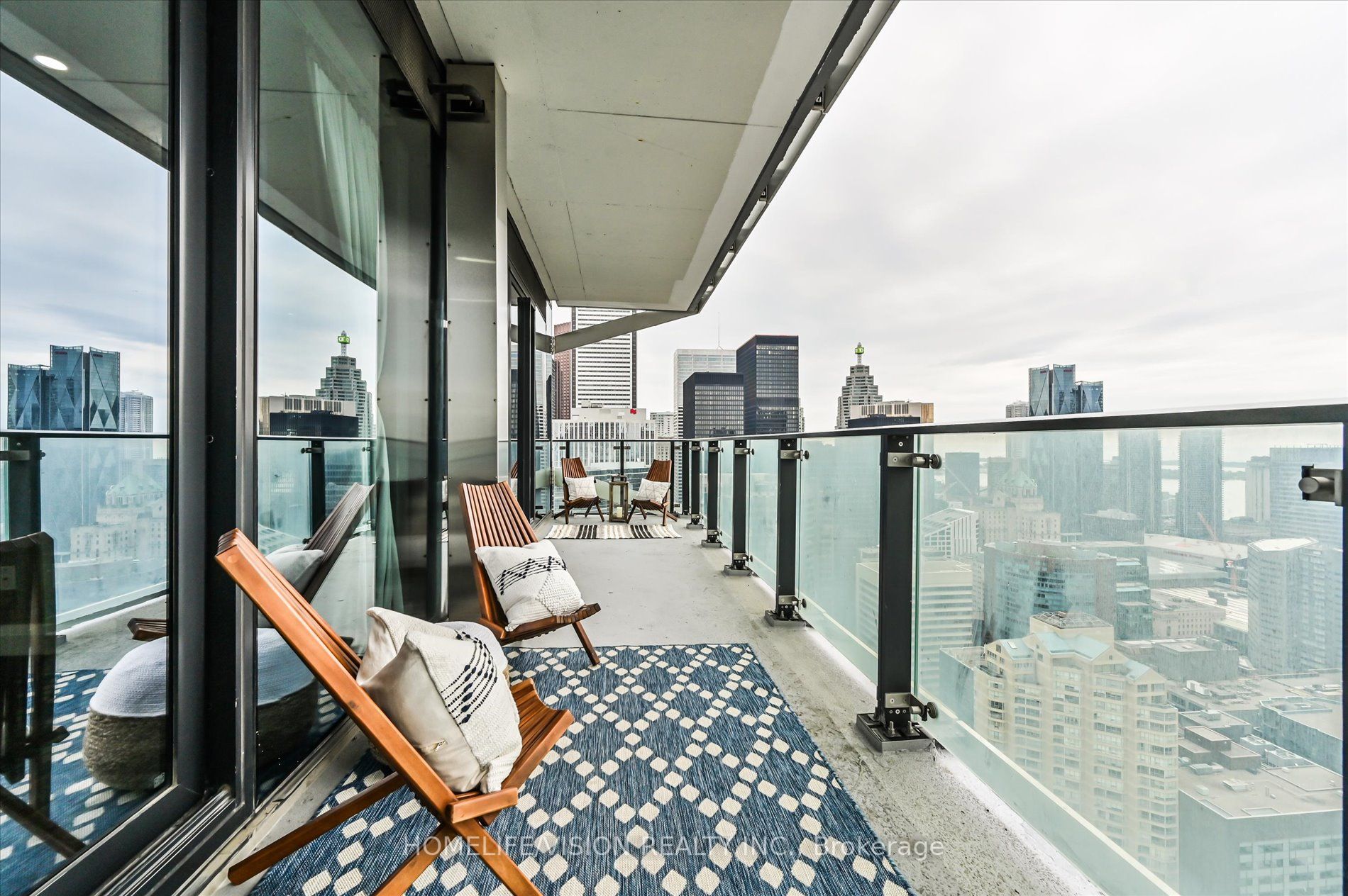 224 King St W, #4103