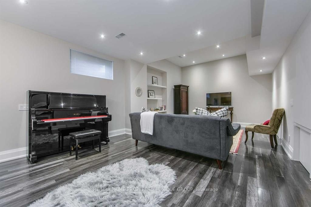 326 Joicey Blvd, #Lower