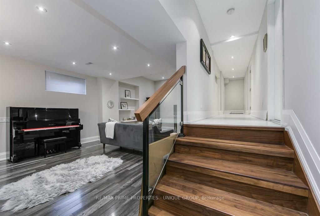 326 Joicey Blvd, #Lower