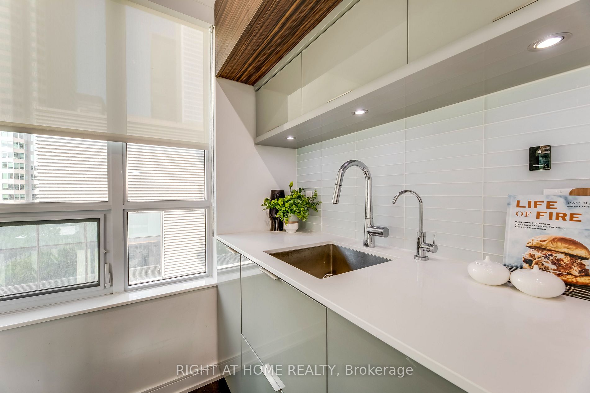 88 Scott St, #811