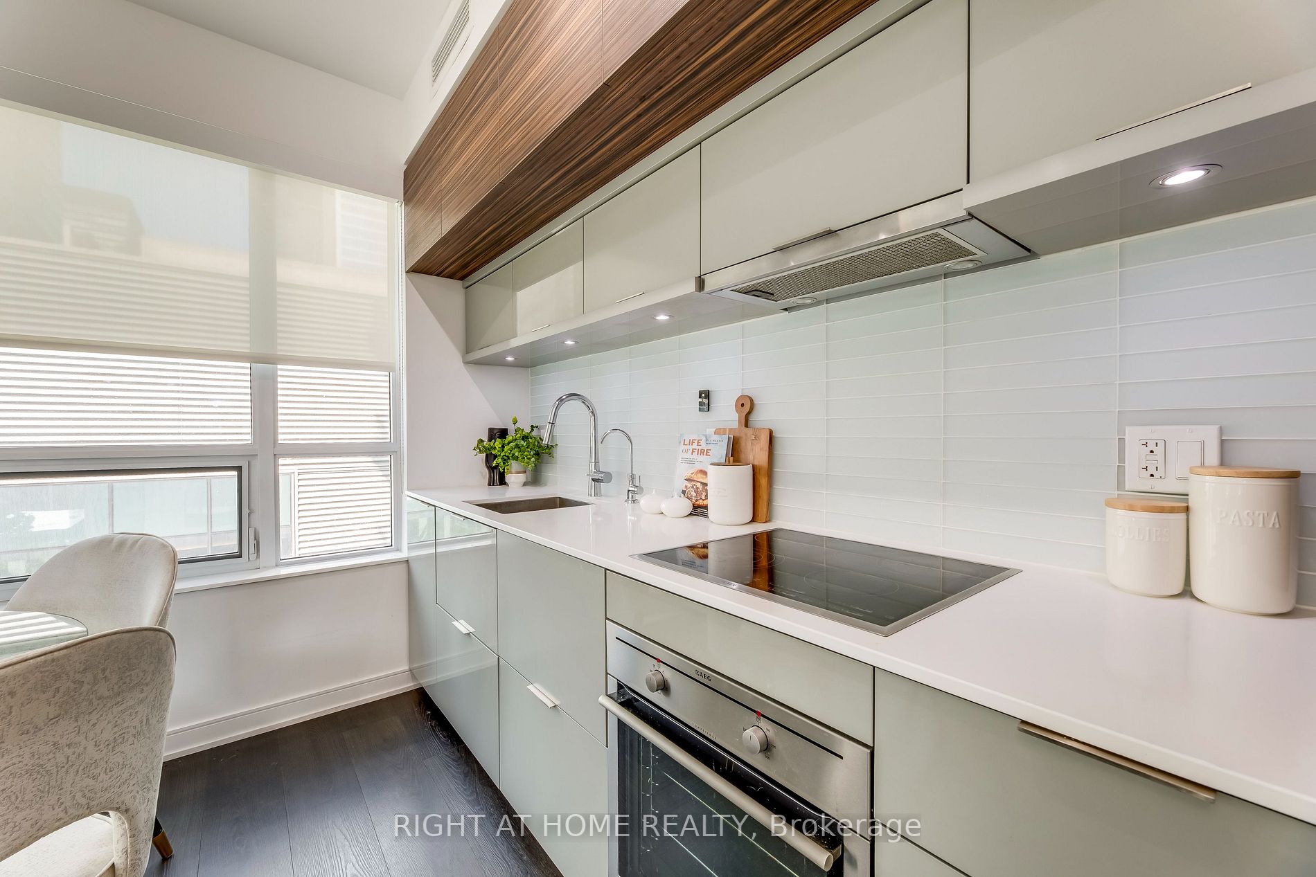 88 Scott St, #811