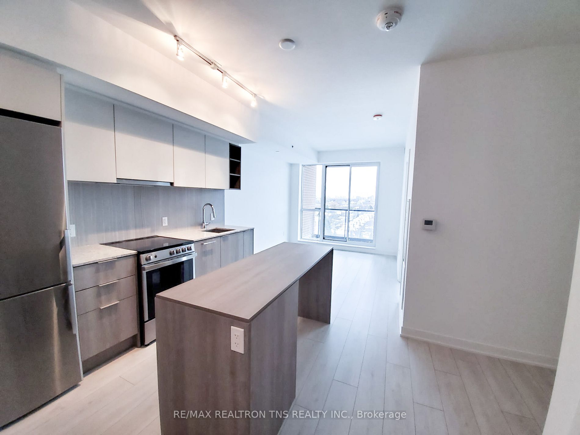 31 Tippett Rd, #901