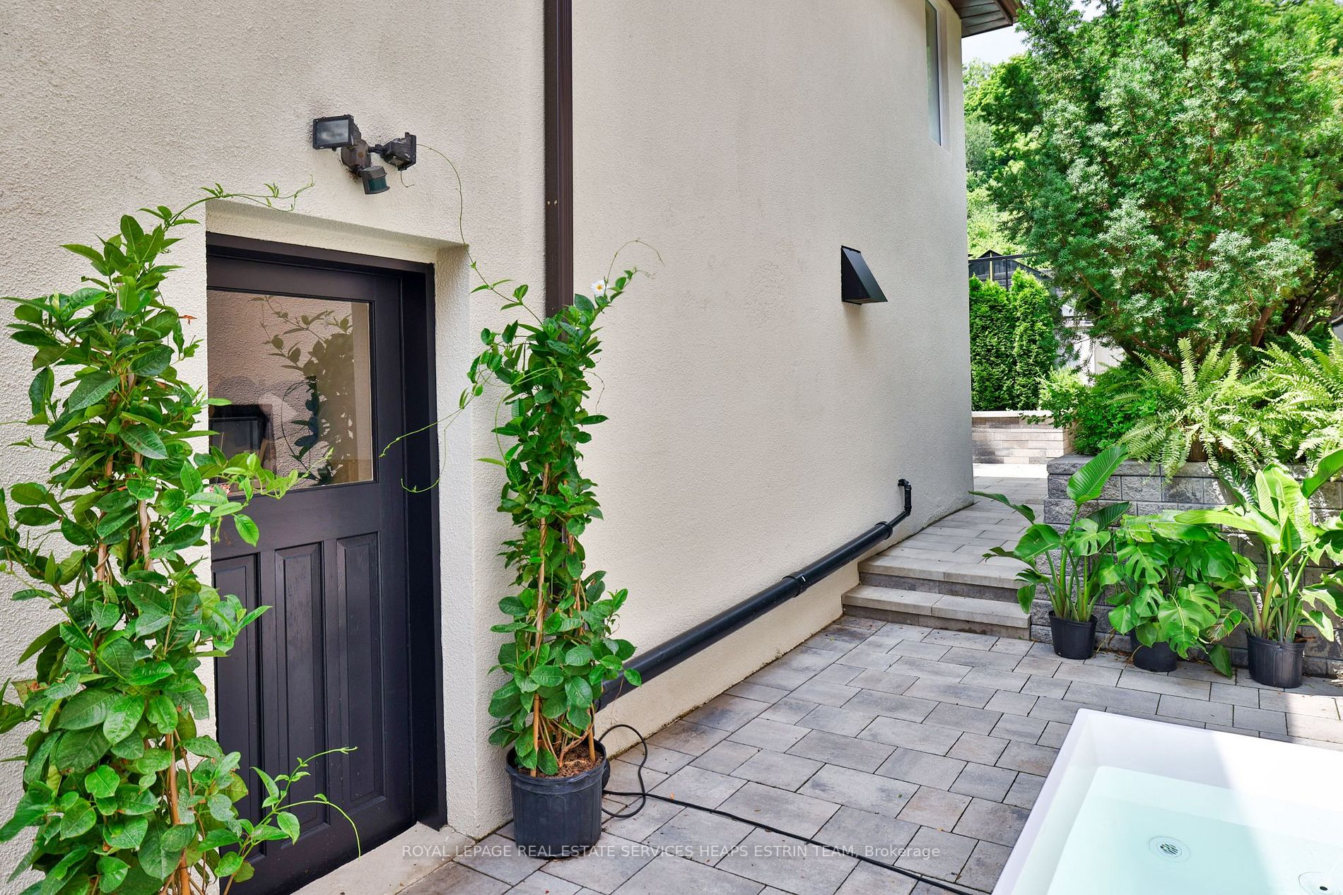 32 Nesbitt Dr