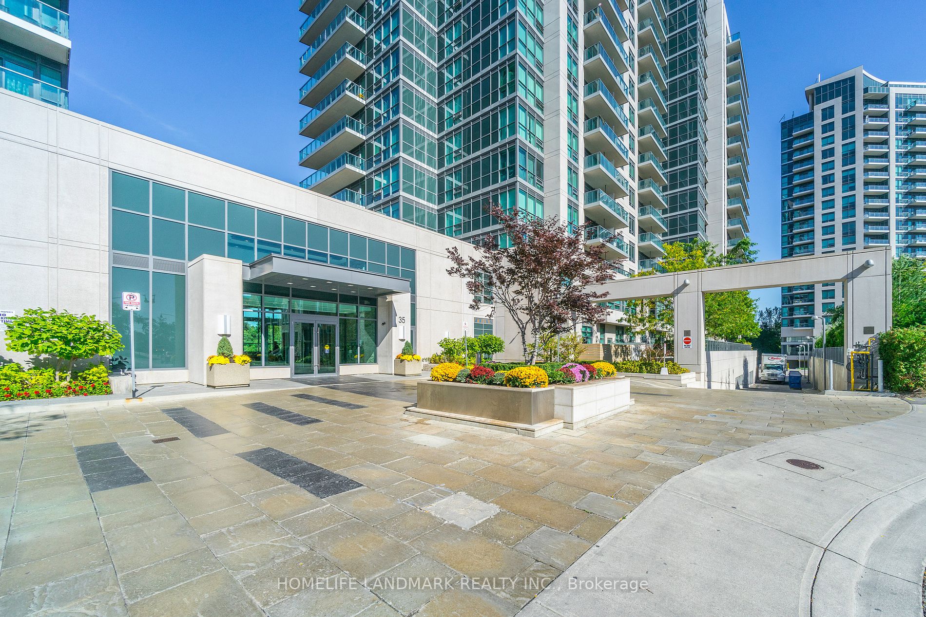 35 Brian Peck Cres, #817