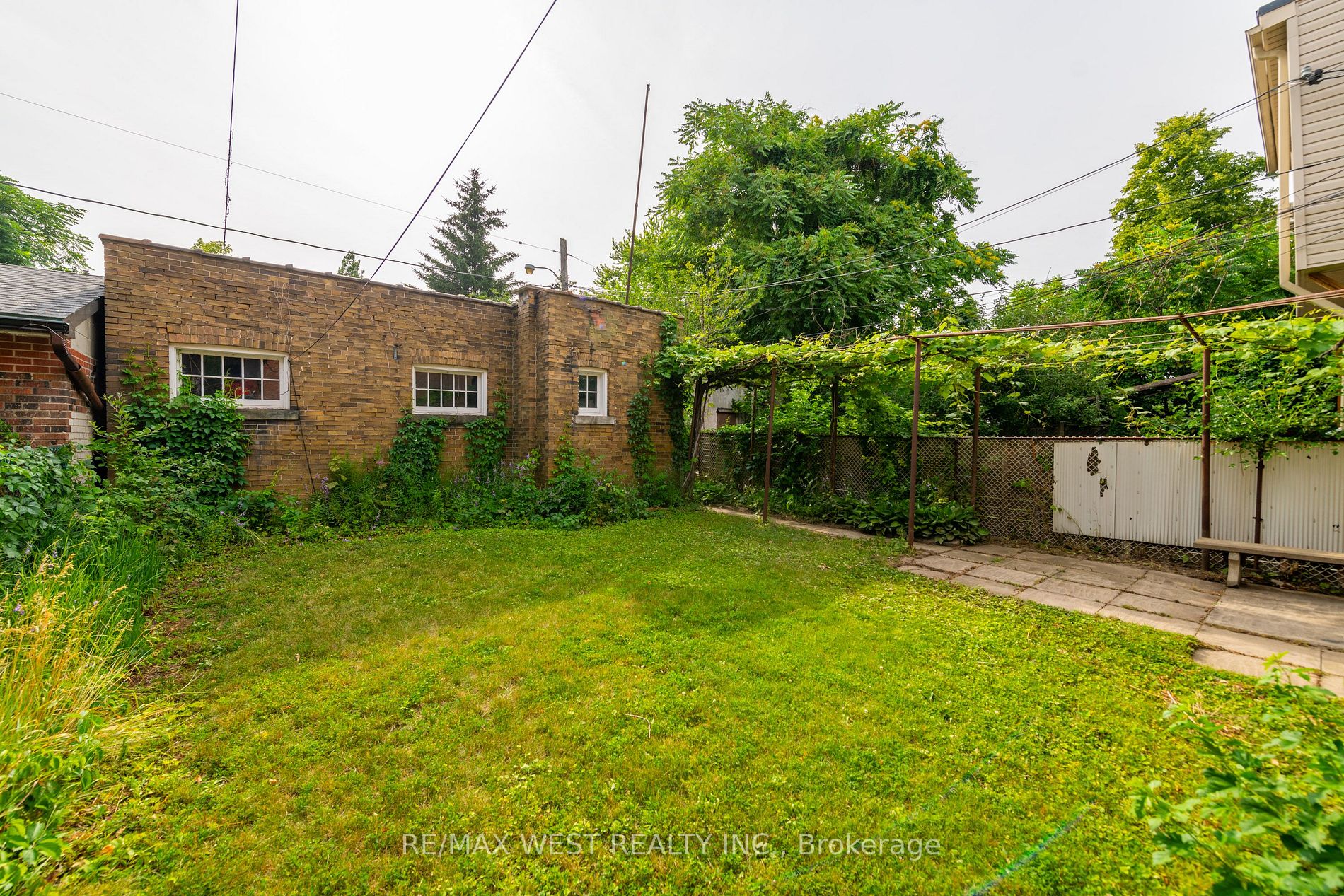 390 Palmerston Blvd