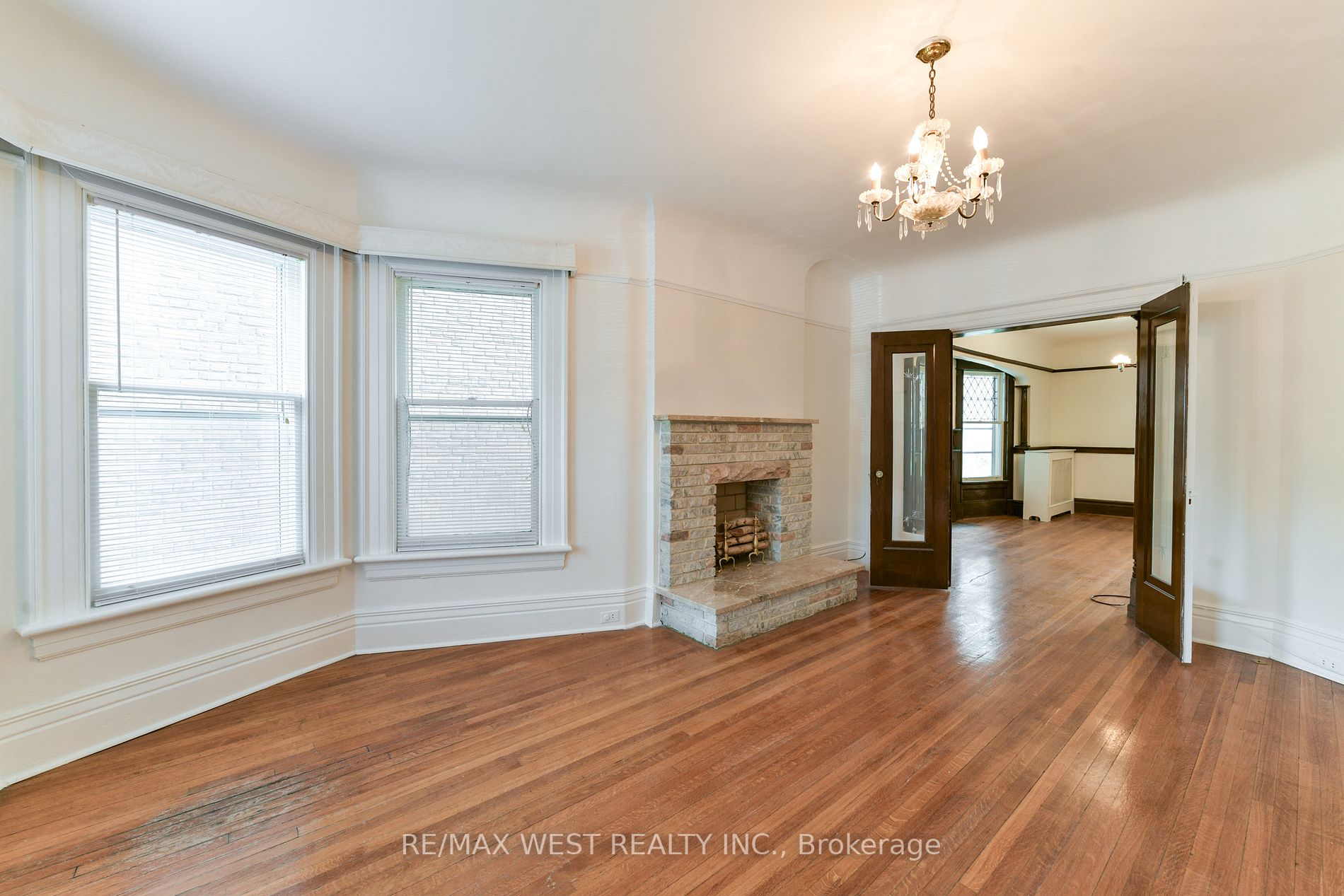 390 Palmerston Blvd