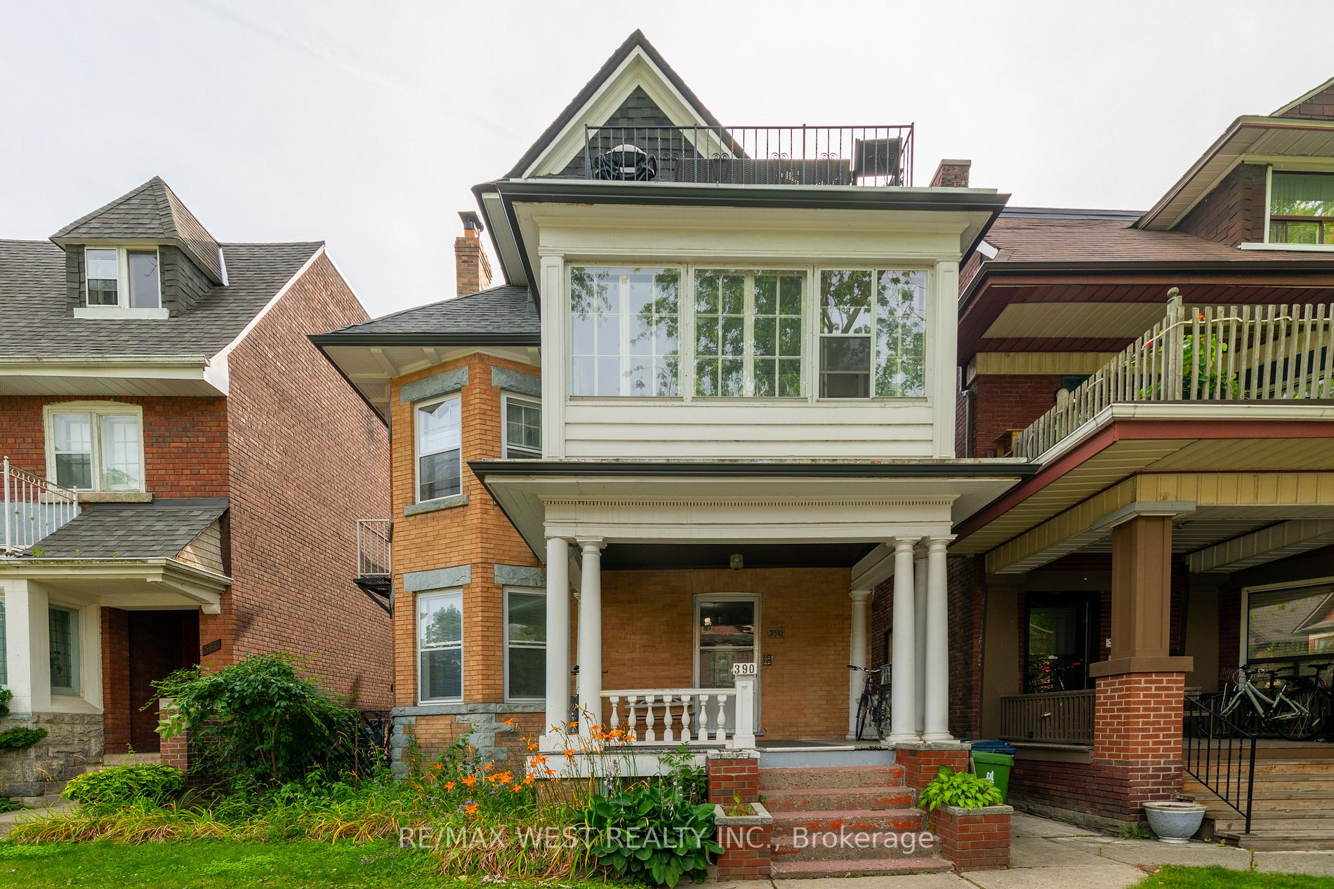 390 Palmerston Blvd